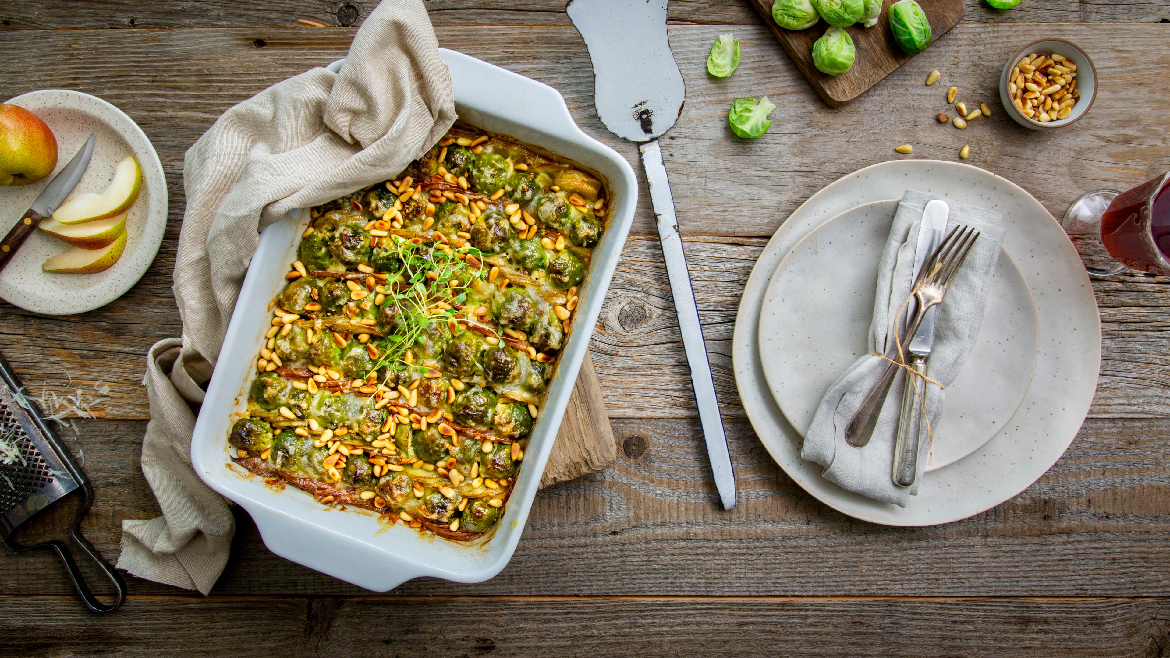 Rosenkohlauflauf Ganz einfach hergestellt und für den Herbst eine leckere Alternative zu den bekannten Aufläufen ist unser Rezept für Rosenkohlauflauf mit Kartoffeln und Birnen.
