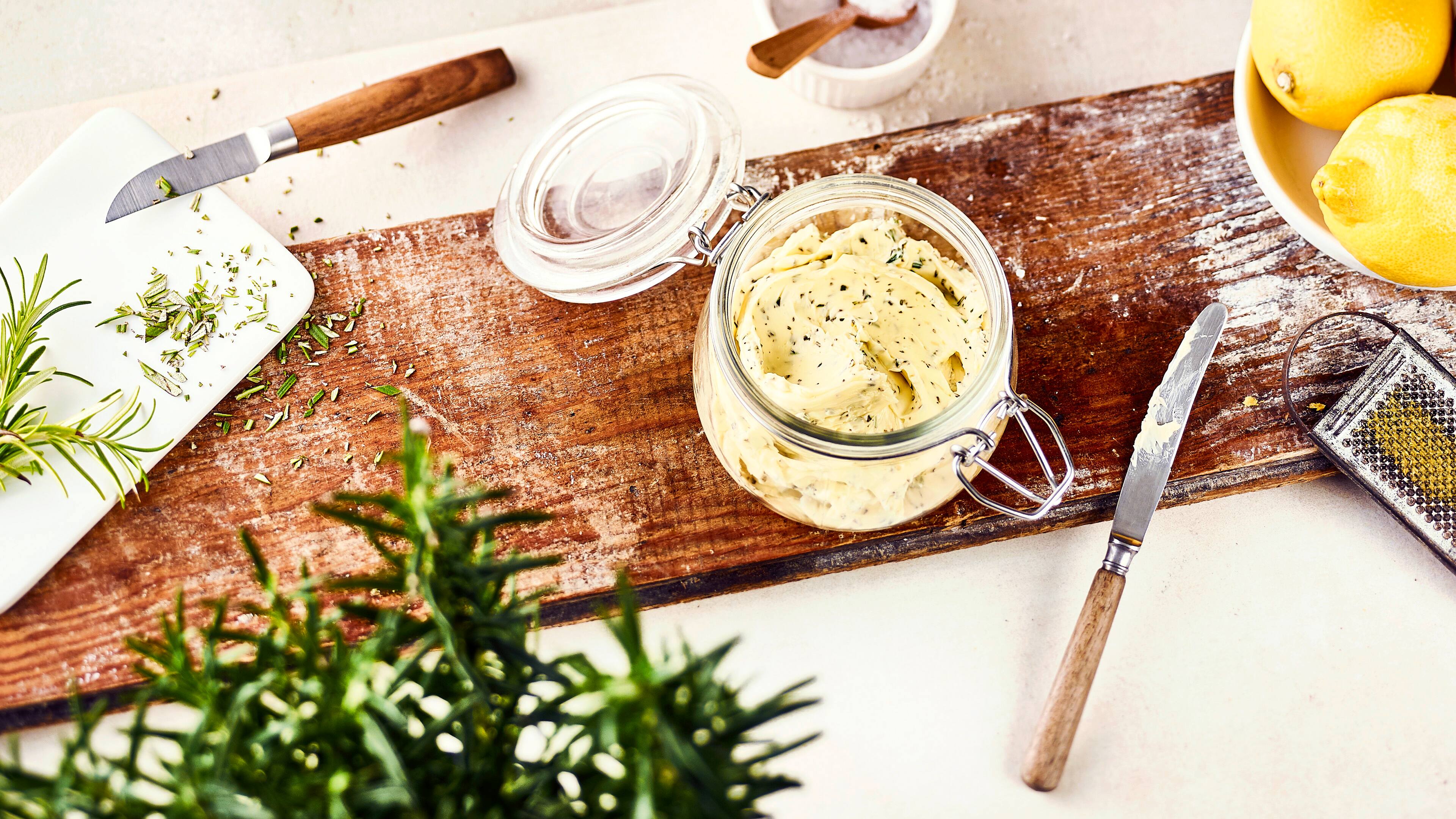 Rosmarinbutter Eine Alternative zu klassischer Kräuterbutter mit lecker würzigem Geschmack: Selbstgemachte Rosmarinbutter – perfekt zu Baguette oder auch als schmelzend zu Grillgerichten.