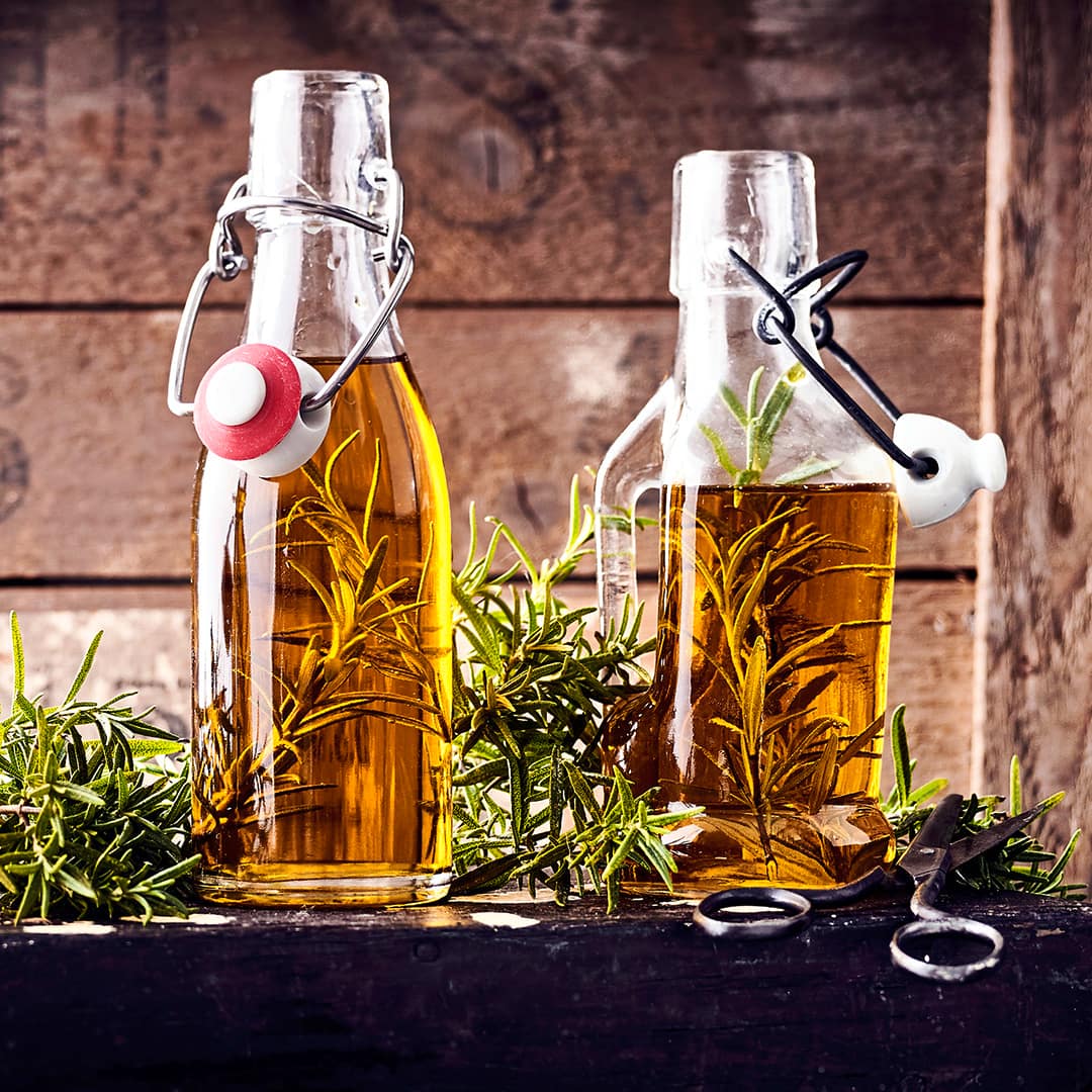 Passt zu Salaten und mediterranen Gerichten: Probieren Sie unser Rezept für Rosmarinöl einmal aus! Es eignet sich auch gut als Geschenk für Freunde!