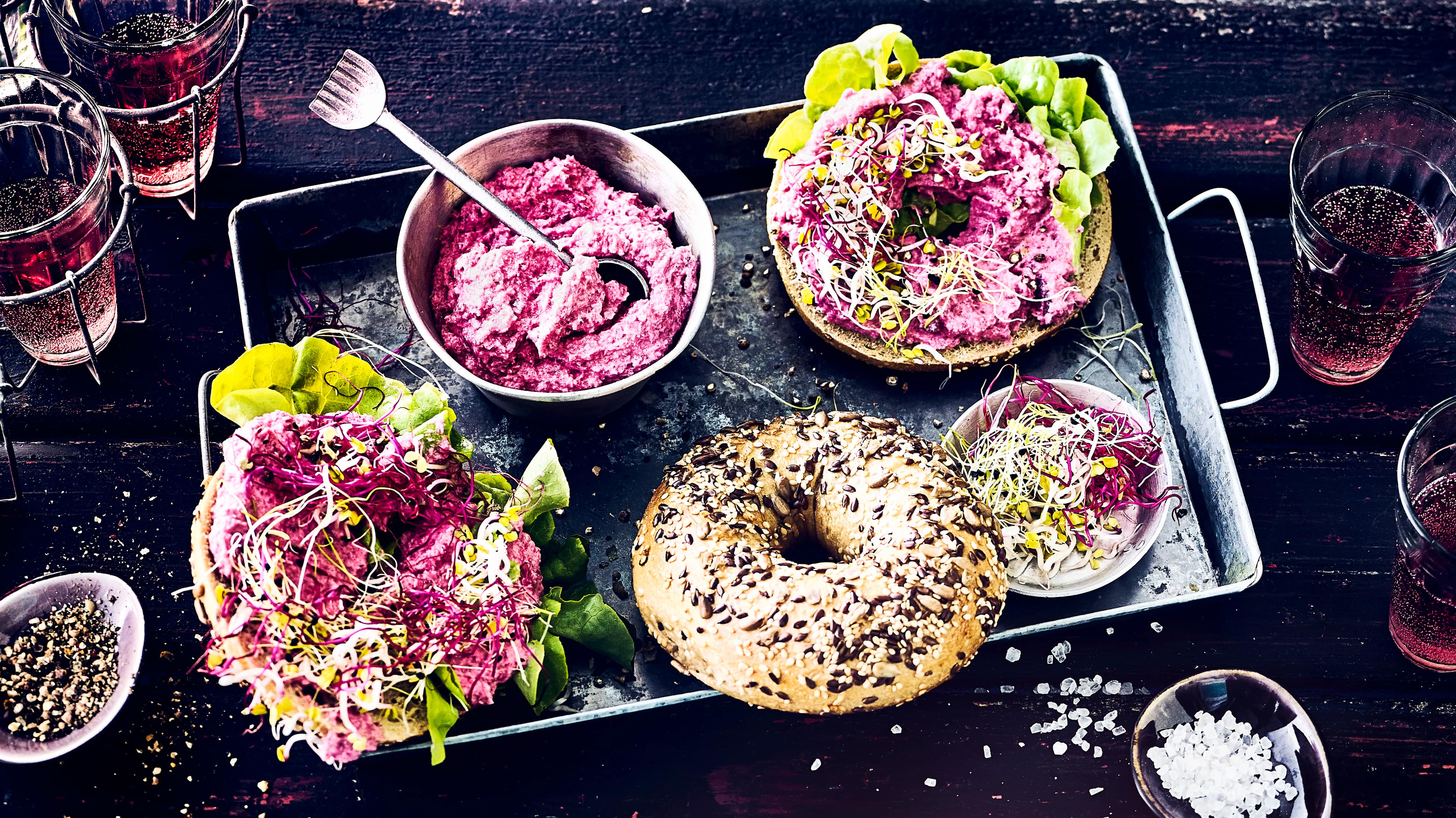 Rote Bete-Meerrettich-Dip Schneller Rote Bete-Meerrettich-Dip mit Apfel. Ganz einfach selbermachen und zur nächsten Feier mitbringen. Schmeckt garantiert!