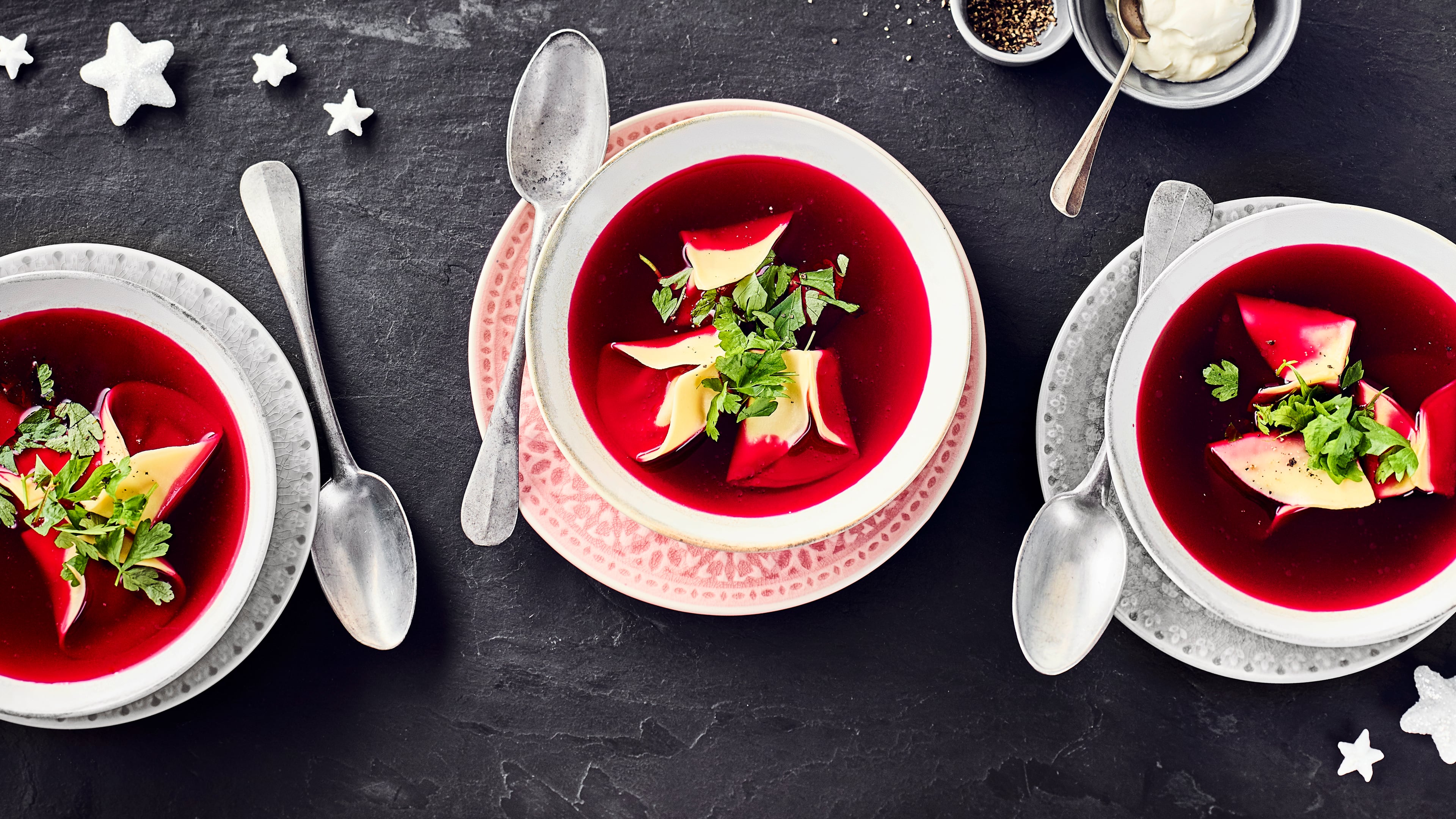 Klassisch süß-säuerlich schmeckt diese polnische Rote-Bete-Suppe mit Uszka – einer Einlage aus kleinen mit einer Pilz-Sauerkraut-Mischunge gefüllten Teigtaschen.