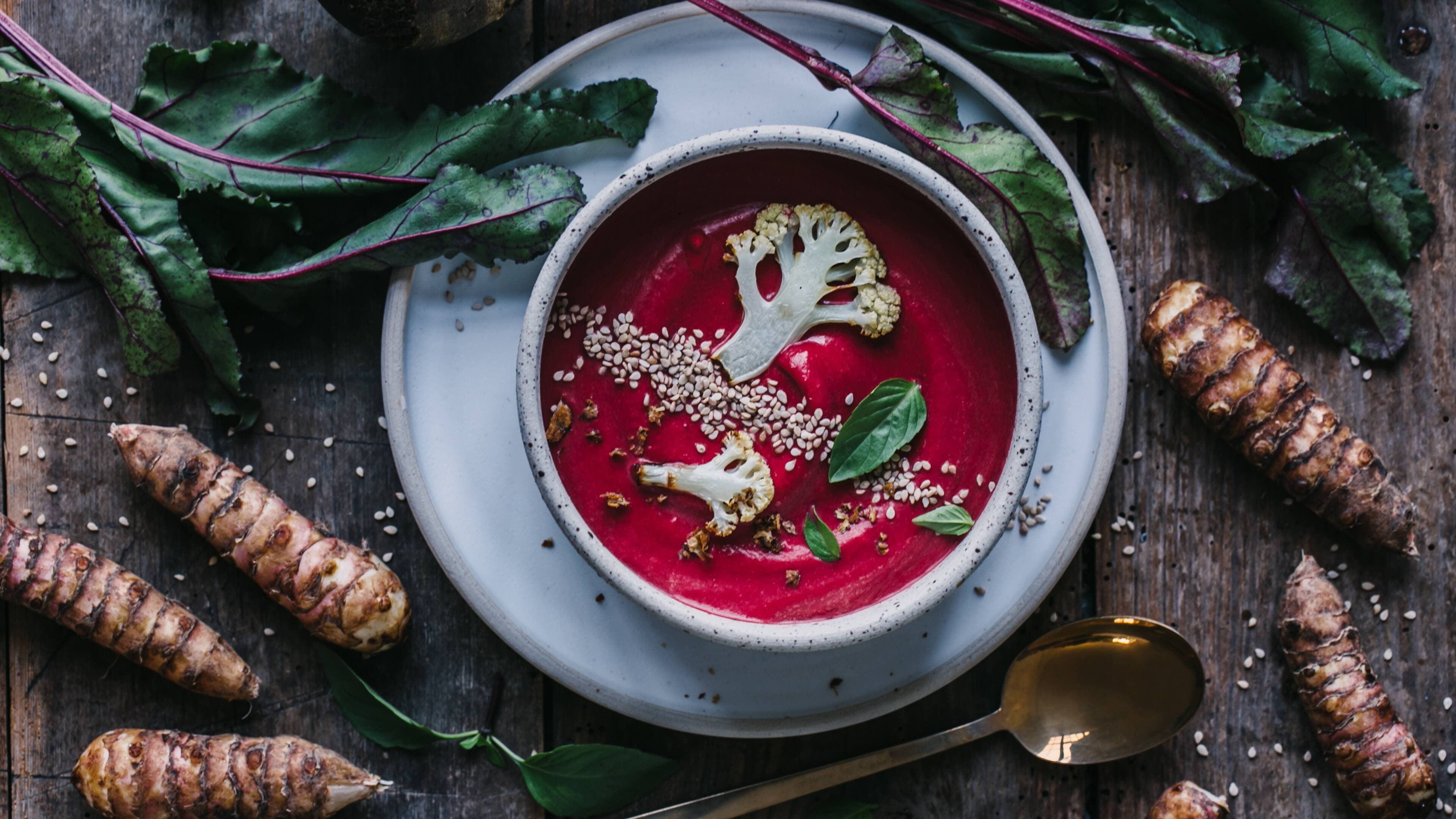 Rote-Bete-Topinambur-Suppe Rote-Bete-Topinambur-Suppe mit Kokosmilch, gerösteten Blumenkohlscheiben und Topinambur-Chips.