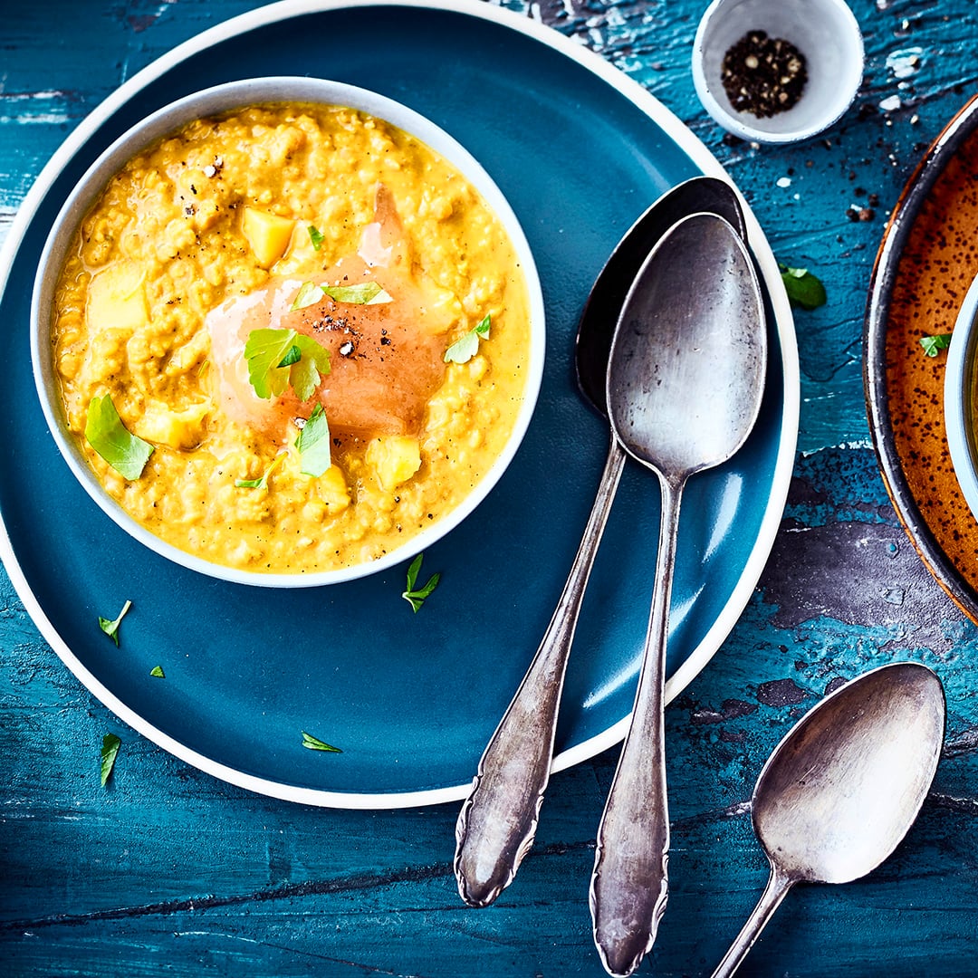 Orientalischer Eintopf für die kalte Jahreszeit: Probieren Sie unsere Rote-Linsen-Suppe mit Ingwer, Kokosmilch und dem Fruchtfleisch einer reifen Mango!