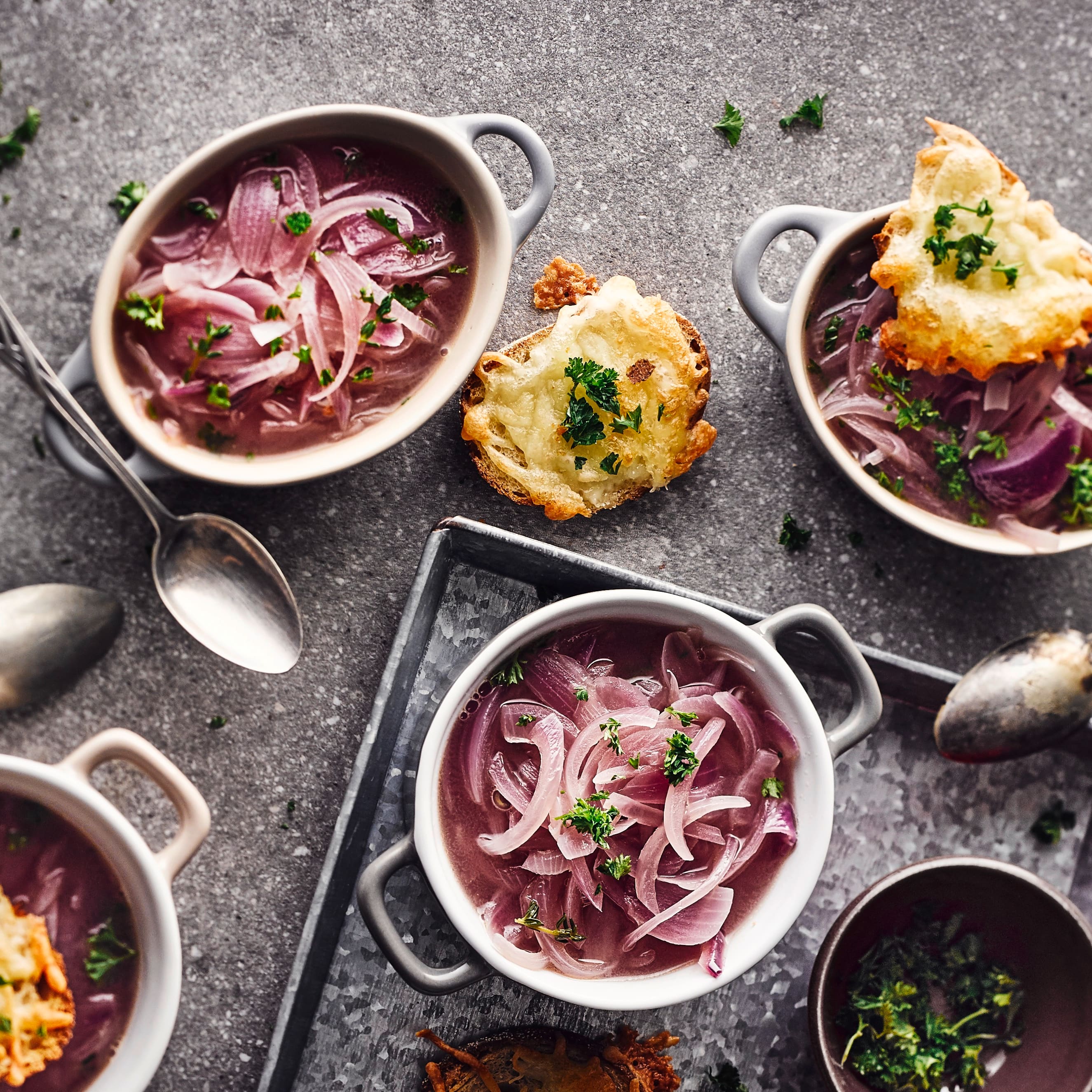 Unsere rote Zwiebelsuppe mit Butter, Lorbeer, Thymian, einem Schuss Weißwein und einer knusprigen Käsegratinhaube ist genau richtig, wenn Sie es deftig mögen – ideal für kalte Wintertage!