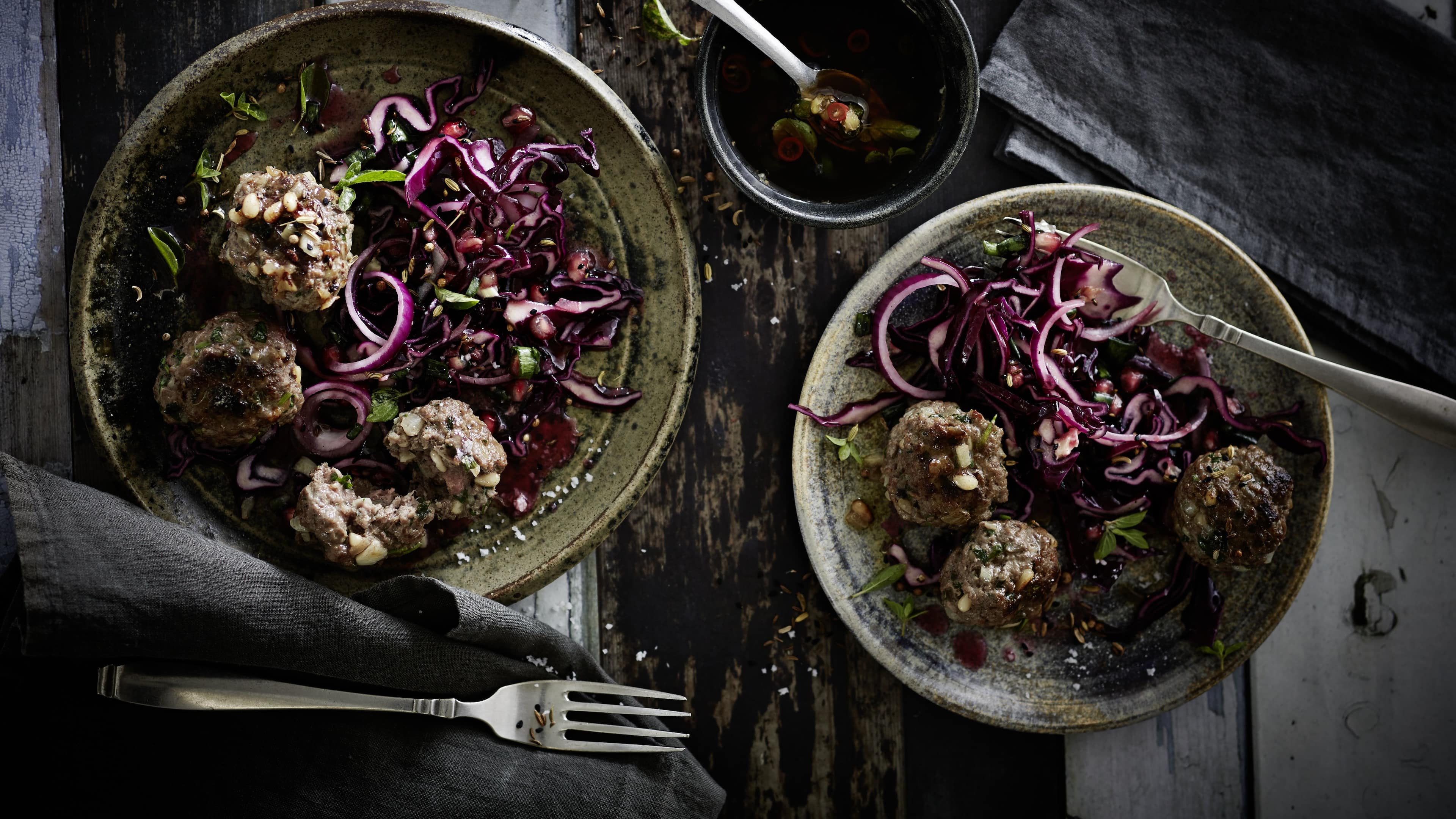 Rotkohl-Granatapfel-Salat Sie mögen es würzig und scharf? Dann probieren Sie unseren Rotkohl-Granatapfel-Salat mit Hackfleischbällchen und pikanter Dipping-Soße!