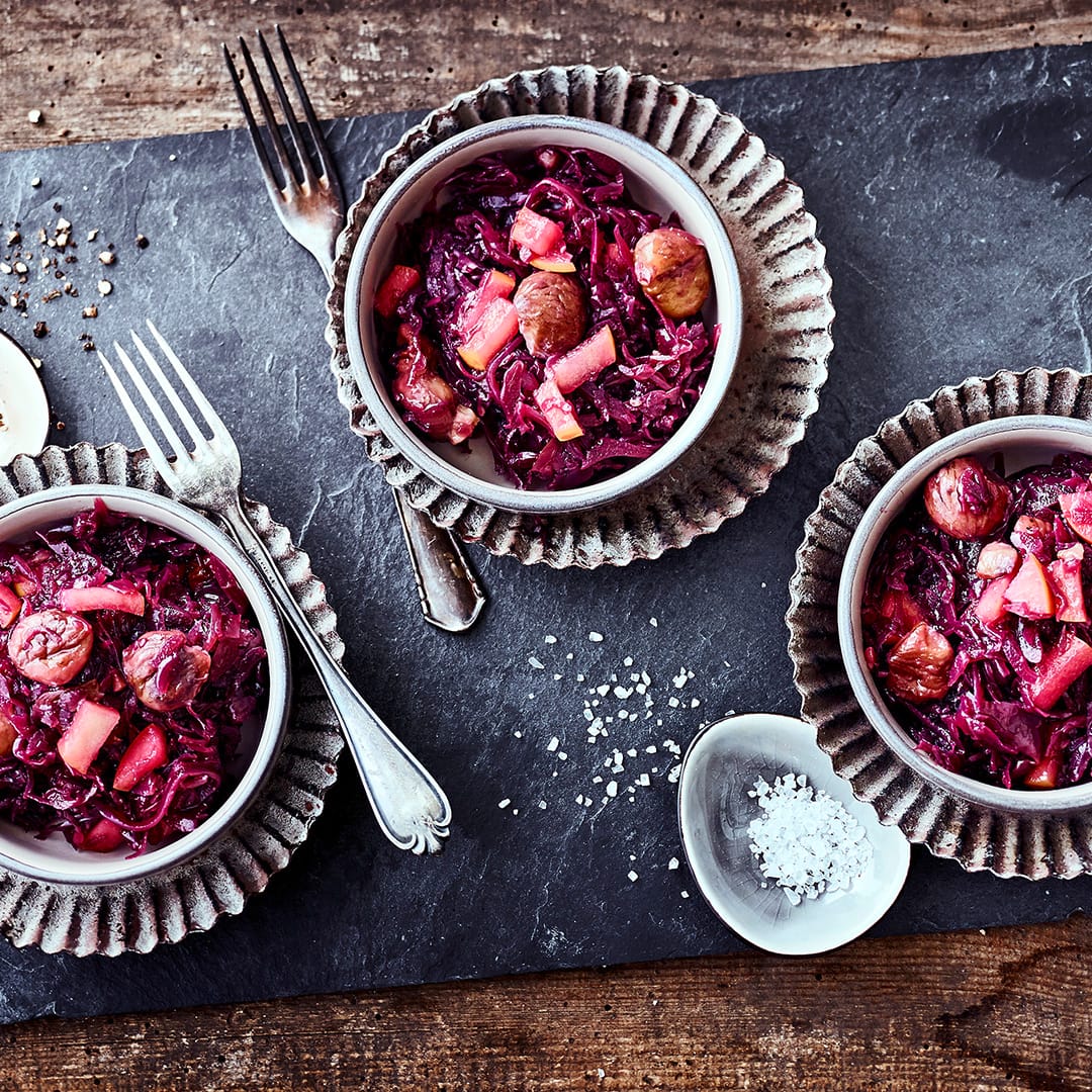 Rotkohlgemüse mit Kastanien und Äpfel als Beilage.