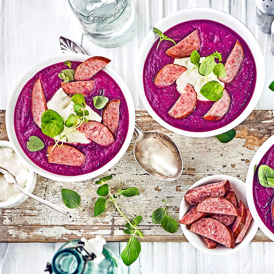 Nicht nur farblich ein Highligt: Unsere Rotkrautsuppe mit Maronen, etwas Holunderbeerengetränk, Frischkäse und Cabanossi. Sehr lecker und dazu ganz schnell zubereitet!