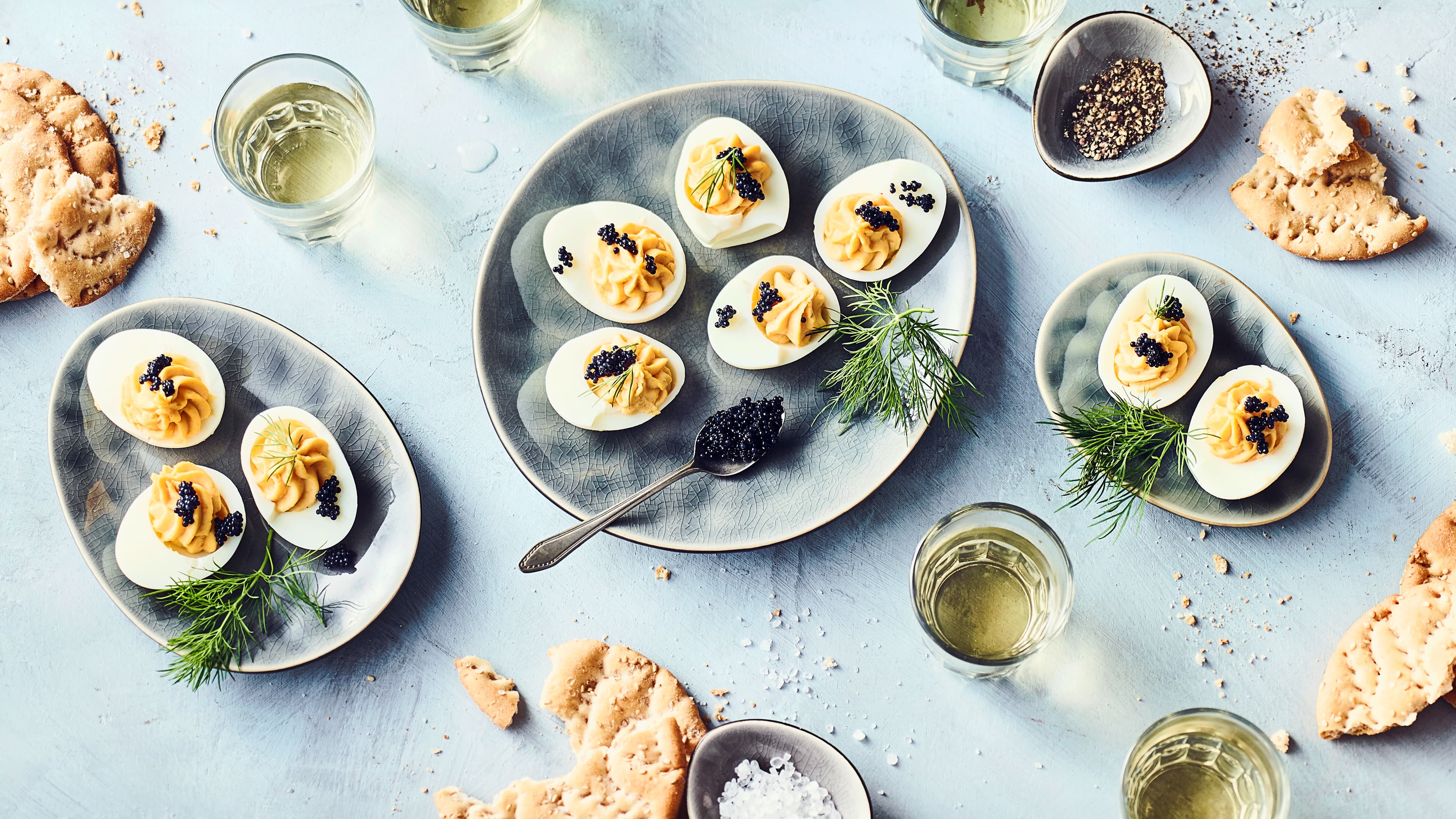 Russische Eier Ein klassisches Rezept der kalten Küche: Russische Eier sind hartgekochte Eier gefüllt mit Mayonnaise und Kaviar.
