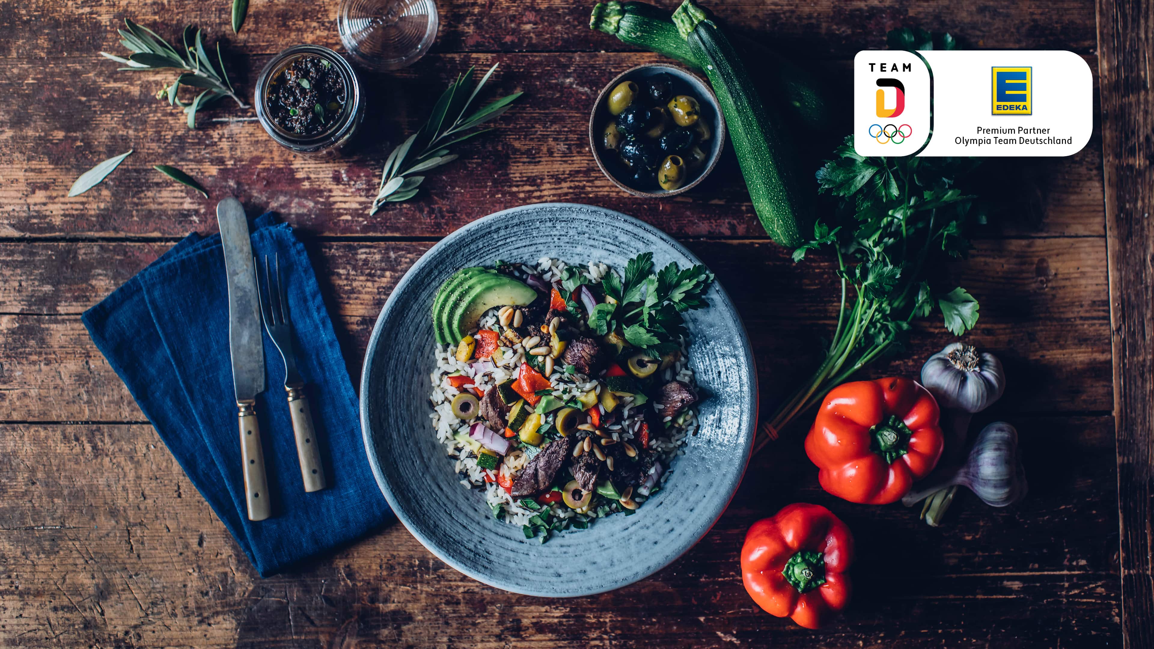 Rustikaler Reissalat Ganz viel frisches Gemüse und leckere Rinderhüftsteaks sind die Highlights in unserem rustikalen Reissalat mit selbstgemachtem Olivenpesto mit getrockneten Tomaten.
