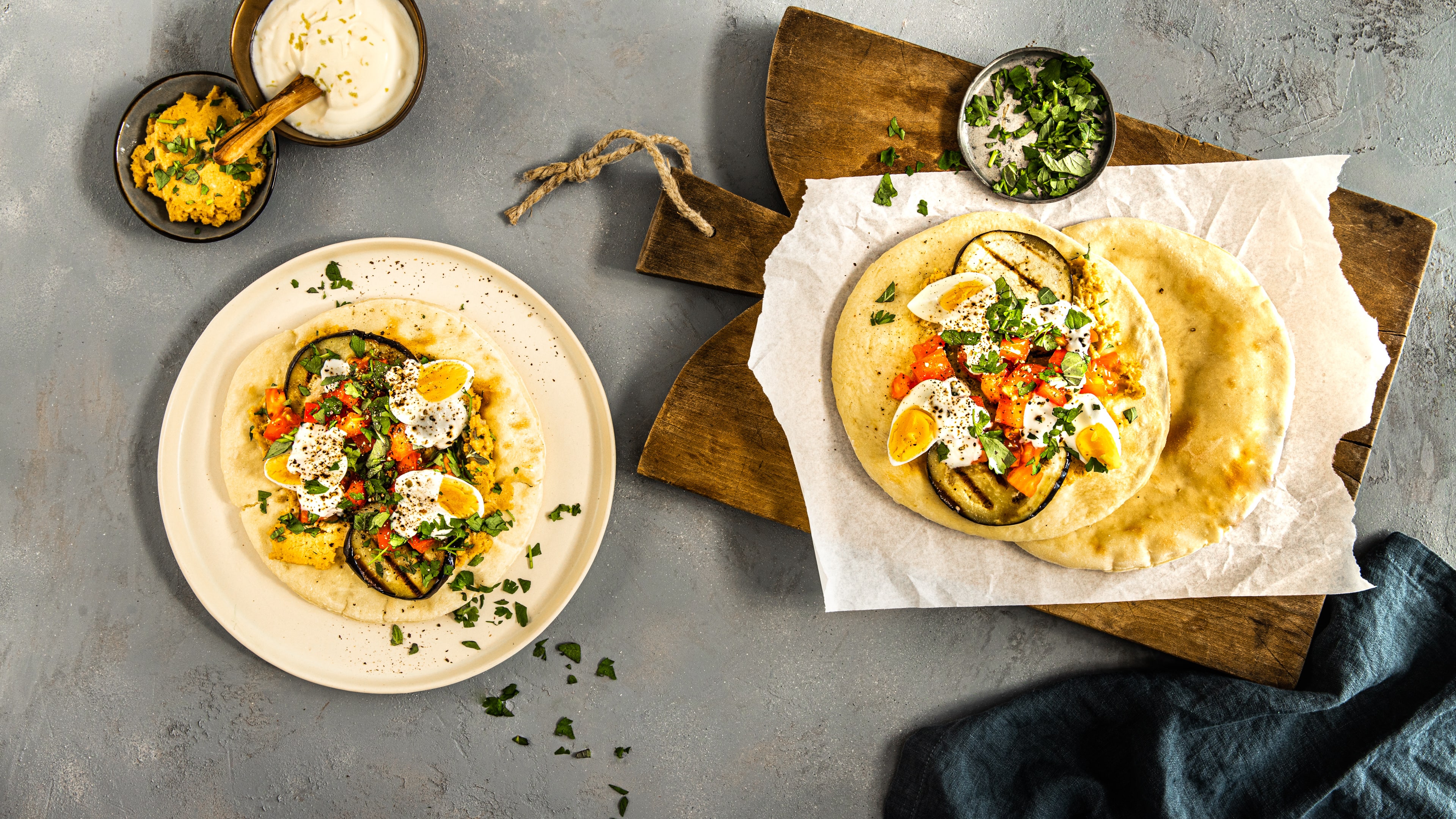 Sogar das Pita-Brot machen wir selber in unserem Rezept für Sabich: Leckere Pita-Brote mit Auberginen-Füllung, selbstgemachtem Hummus und Joghurtsoße.
