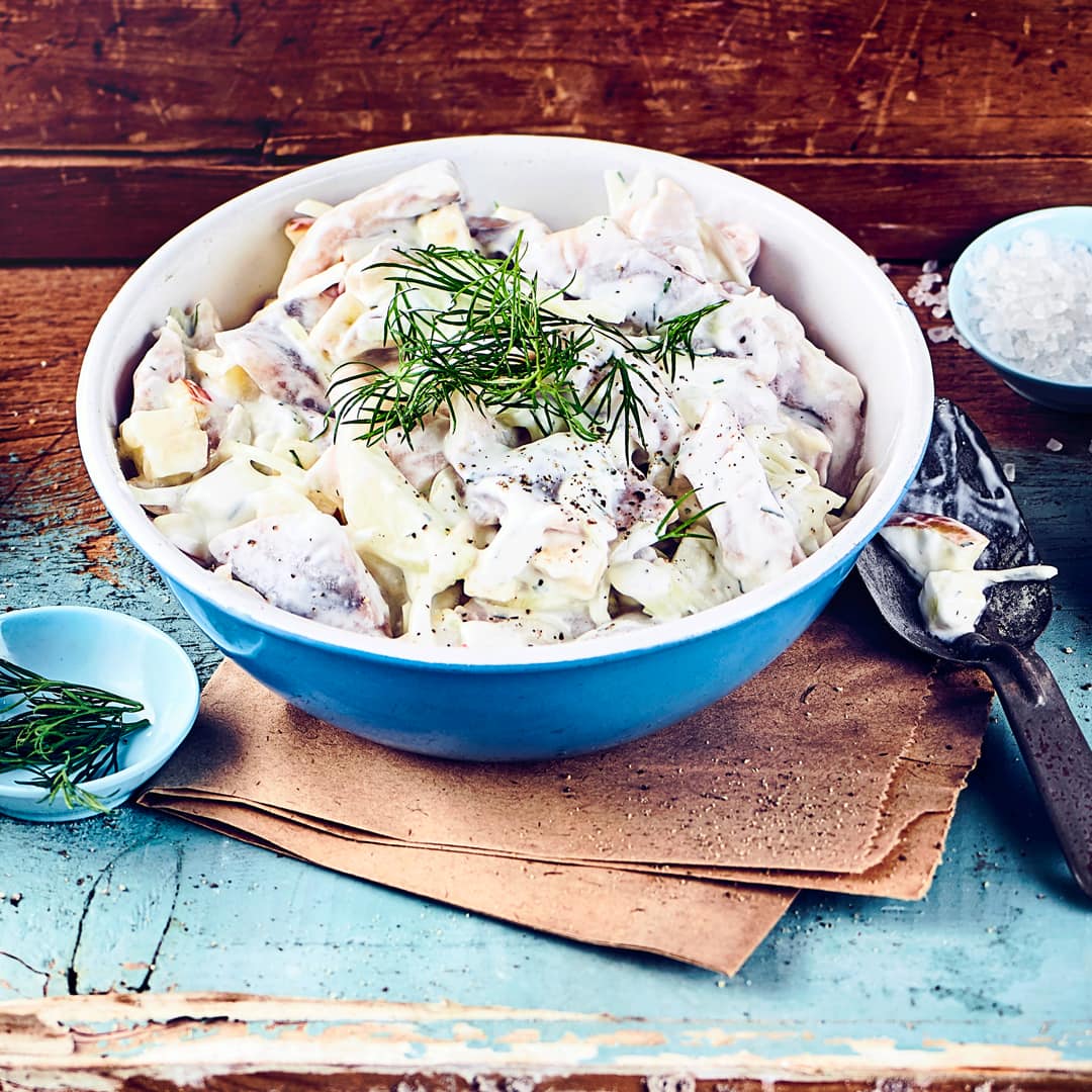 Klassischen Sahnehering mit Äpfeln, Zwiebeln und Sahne können Sie ganz einfach selber herstellen und am besten zu Pellkartoffeln servieren!