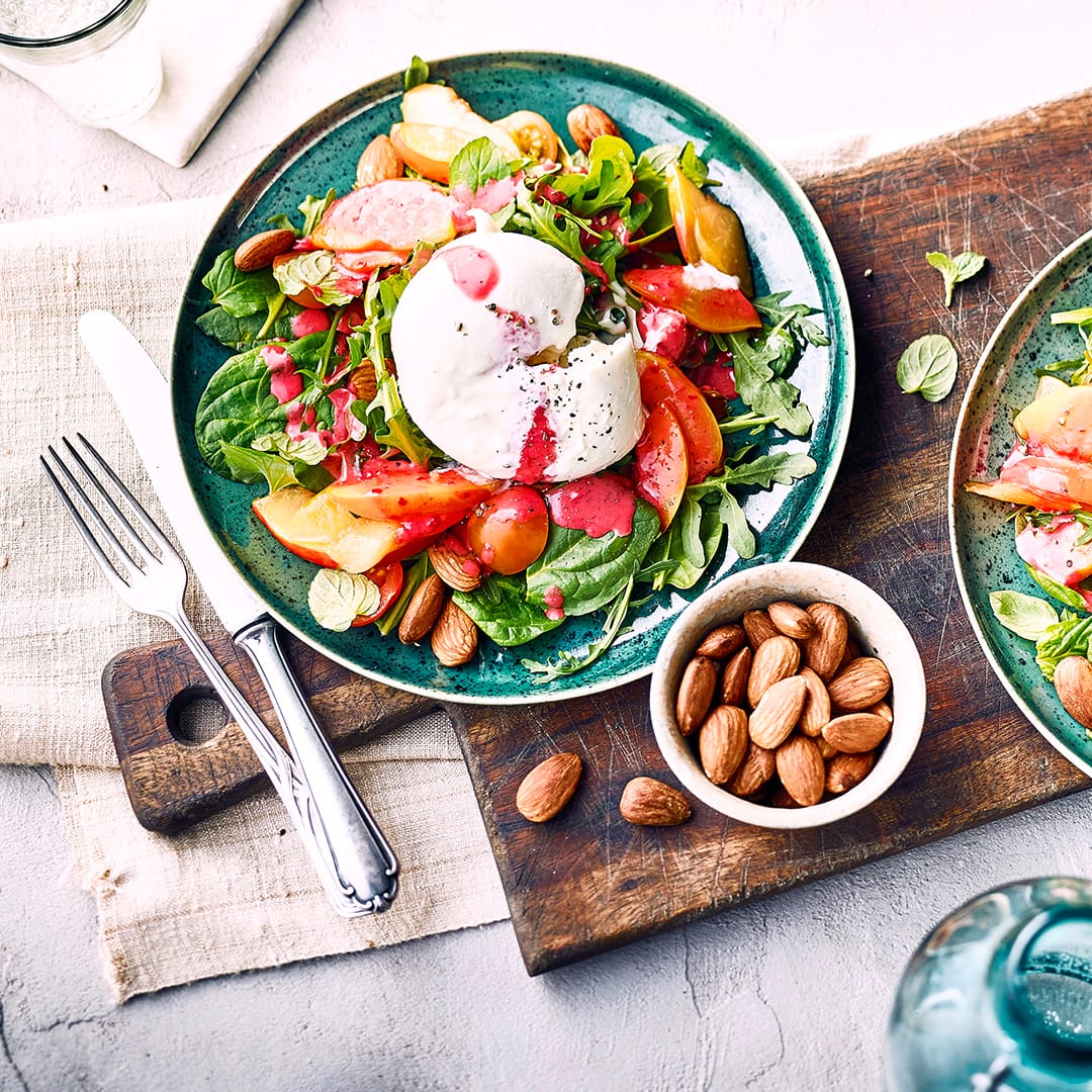 Überwiegend aus Kuhmilch hergestellt ist Burrata eine Sonderform des Frischkäses. In unserem Salat mit Nektarinen und Burrata schmeckt er herrlich cremig.