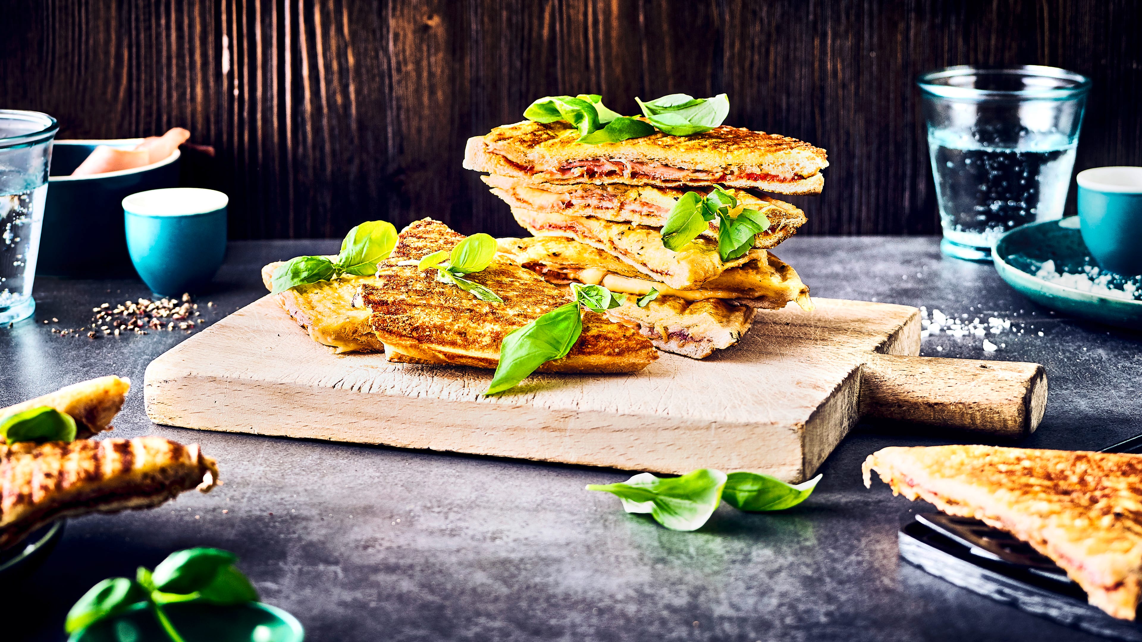Sandwich mit Parmesan-Kruste Doppelt Käse = doppelt lecker! Unsere Sandwiches mit Parmesan-Kruste aus dem Sandwichmaker sind einfach und schnell zubereitet und mal etwas Anderes auf der Sandwich-Platte!