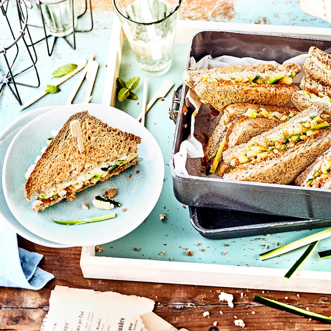 Vegetarische Zwischenmahlzeit: Probieren Sie unser Vollkorn-Sandwich mit Zucchini, Kräuter-Tomaten-Creme und Frischkäse – fertig in 10 Minuten!