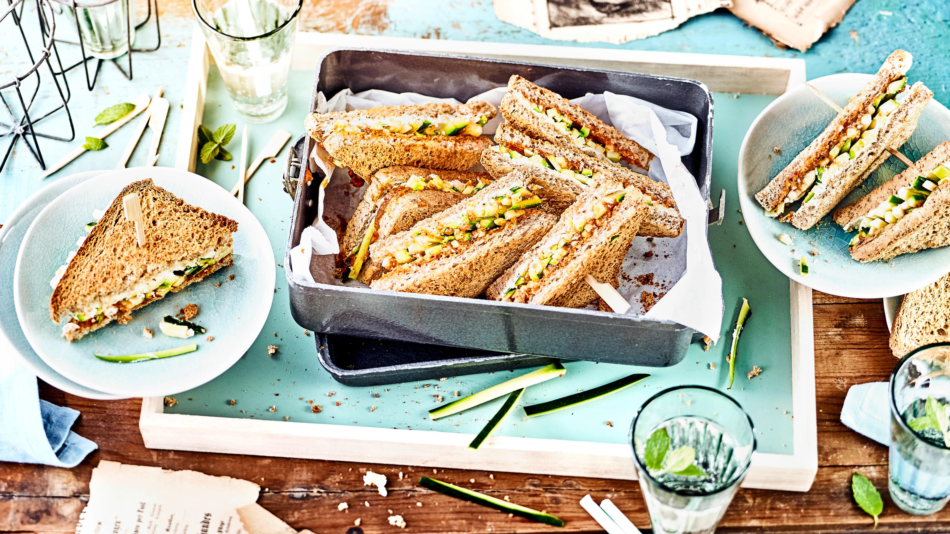 Sandwich mit Zucchini Vegetarische Zwischenmahlzeit: Probieren Sie unser Vollkorn-Sandwich mit Zucchini, Kräuter-Tomaten-Creme und Frischkäse – fertig in 10 Minuten!
