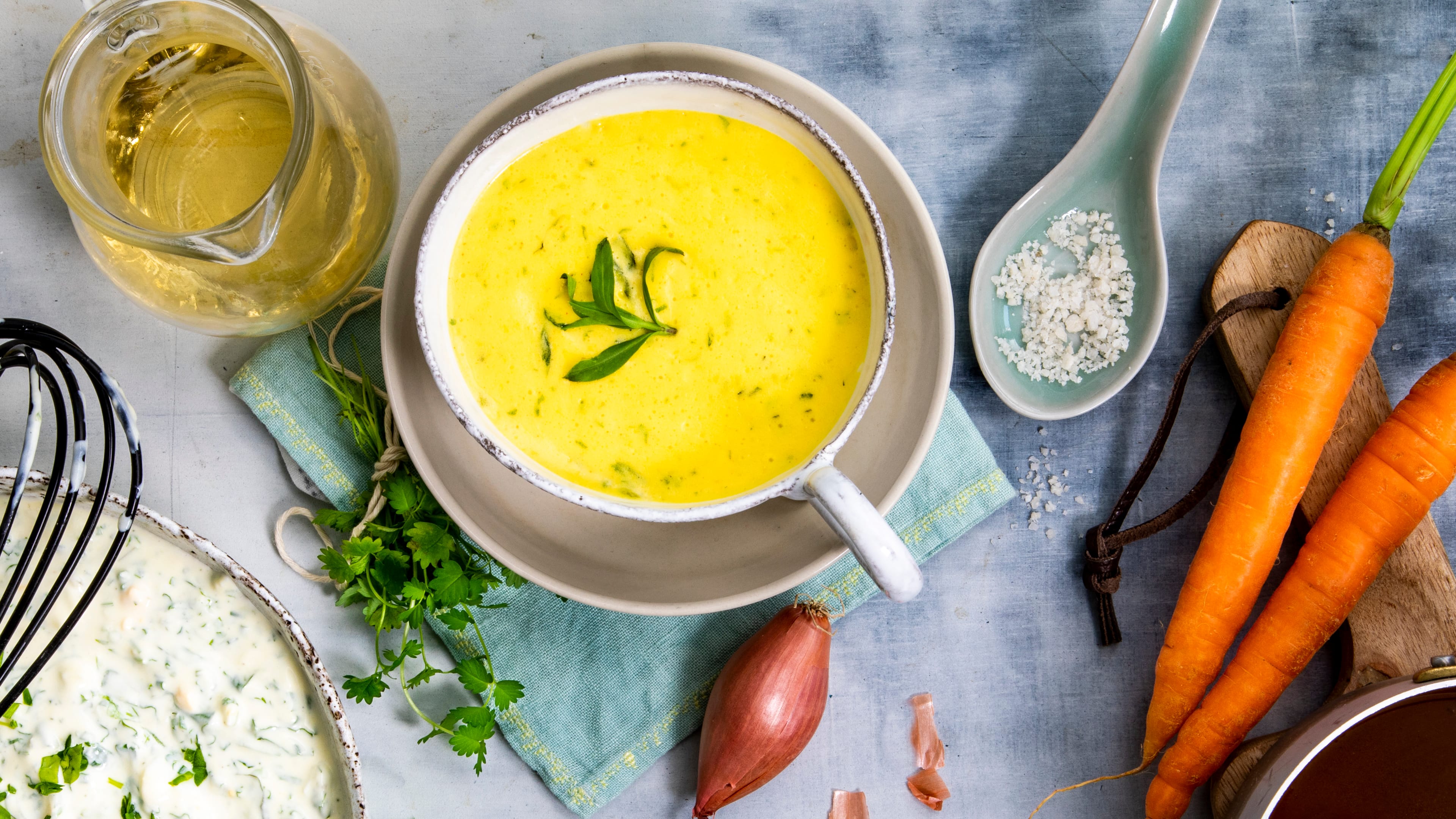 Die Sauce Bernaise ist der Sauce Hollandaise sehr ähnlich. Frische Kräuter und Gewürze bringen besonderen Geschmack in die beliebte Begleitung von Fleisch- und Fischgerichten oder Spargel.