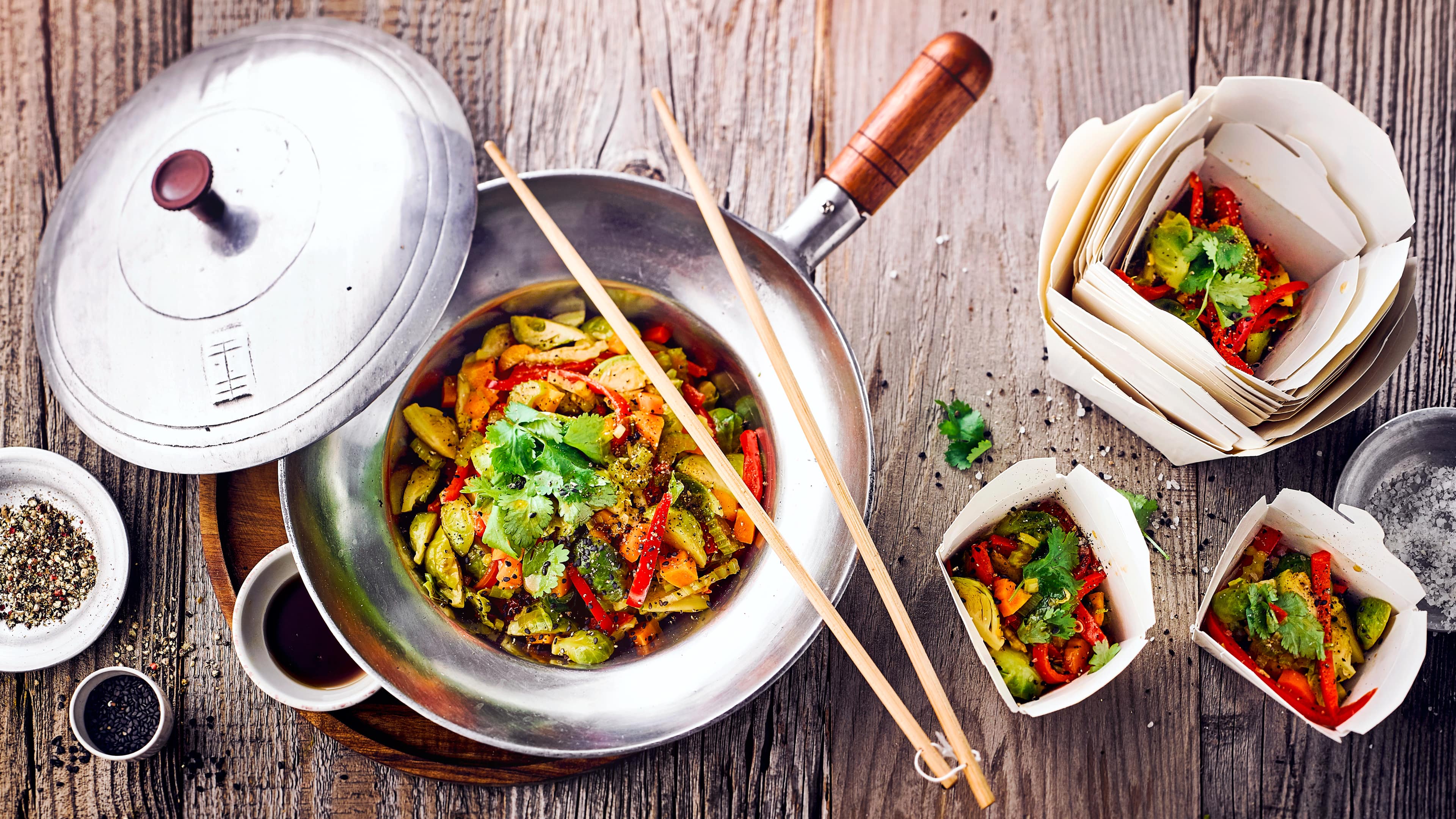 Scharfer Rosenkohl Rosenkohl, Paprika, Karotten und Staudensellerie asiatisch scharf angebraten im Wok: Eine moderne Version des klassischen Rosenkohls, der auch hier sein einzigartiges Aroma entfaltet!
