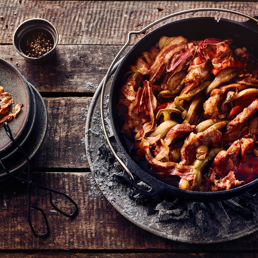 Der Klassiker aus dem Dutch Oven (oder einem hohen Schmortopf): Zartes Schichtfleisch mit Paprika und Bacon.