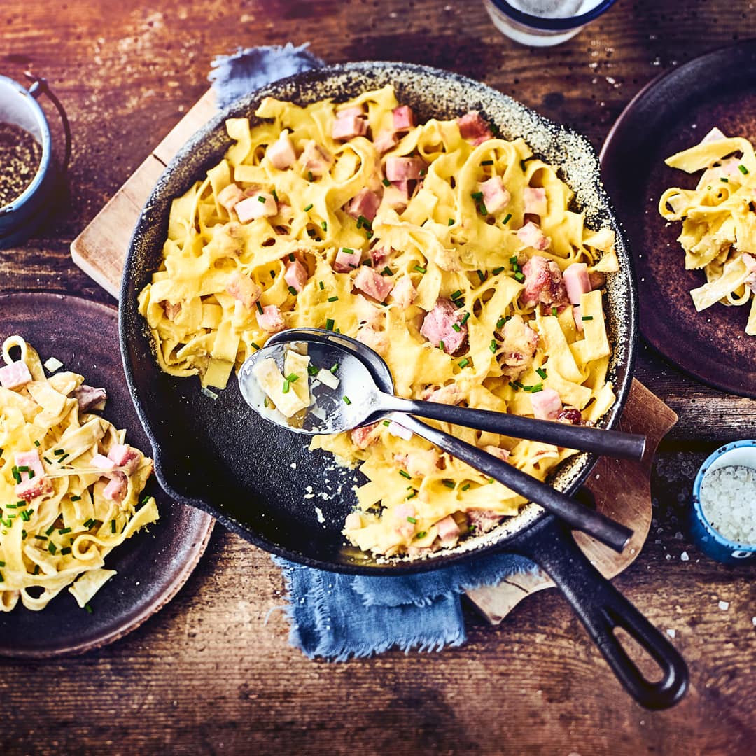 Eine Spezialität der österreichischen Küche aus Nudeln, Schweinefleisch und Kochschinken: Genießen Sie unser Rezept für Schinkenfleckerl.
