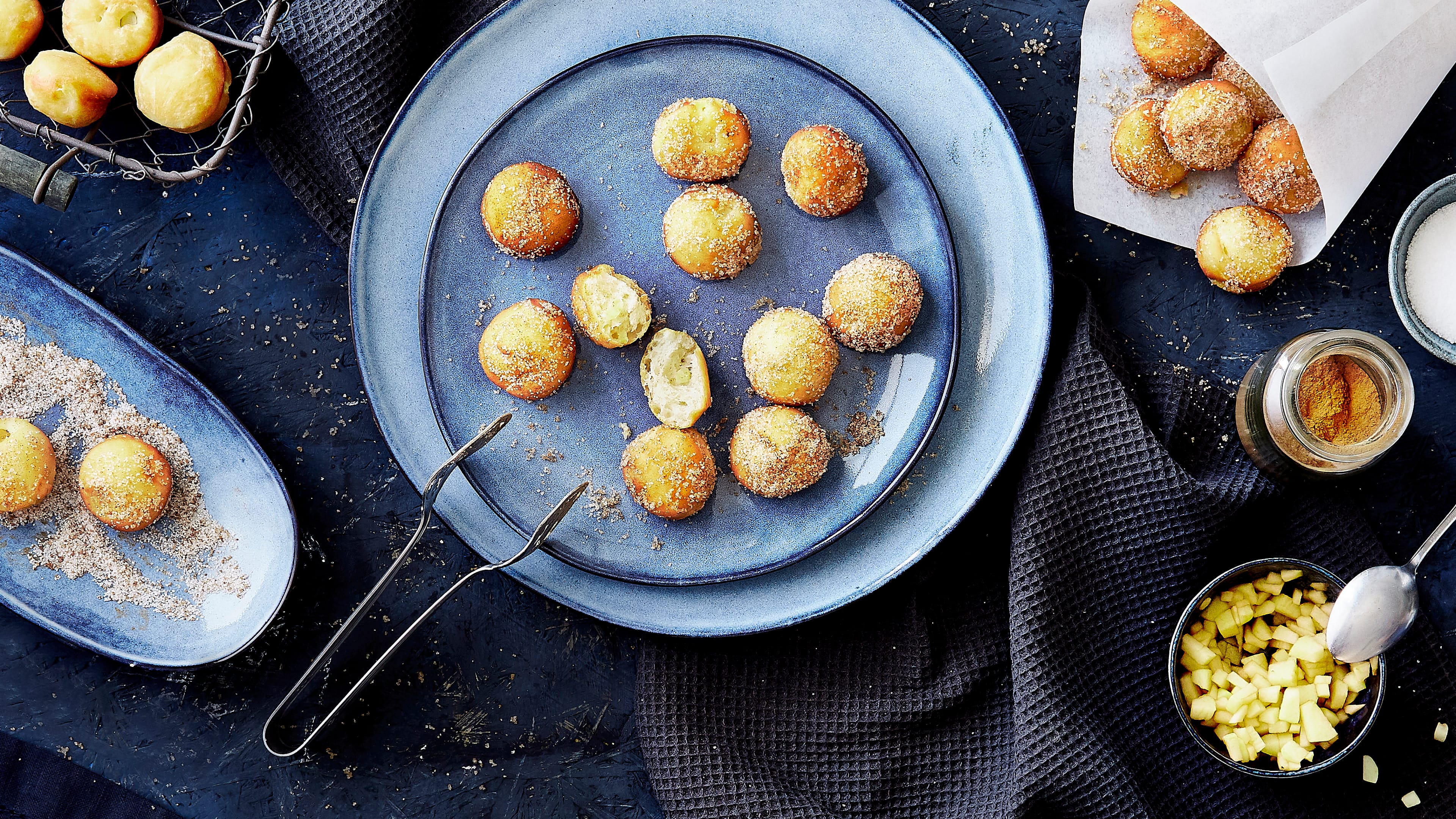 Schmalzkuchen mit Apfelstückchen Schmalzkuchen wie vom Jahrmarkt! Die kleinen selbstgemachten Schmalzkuchen mit Apfelstückchen duften nicht nur herrlich, sie sind auch einfach zum Anbeißen!