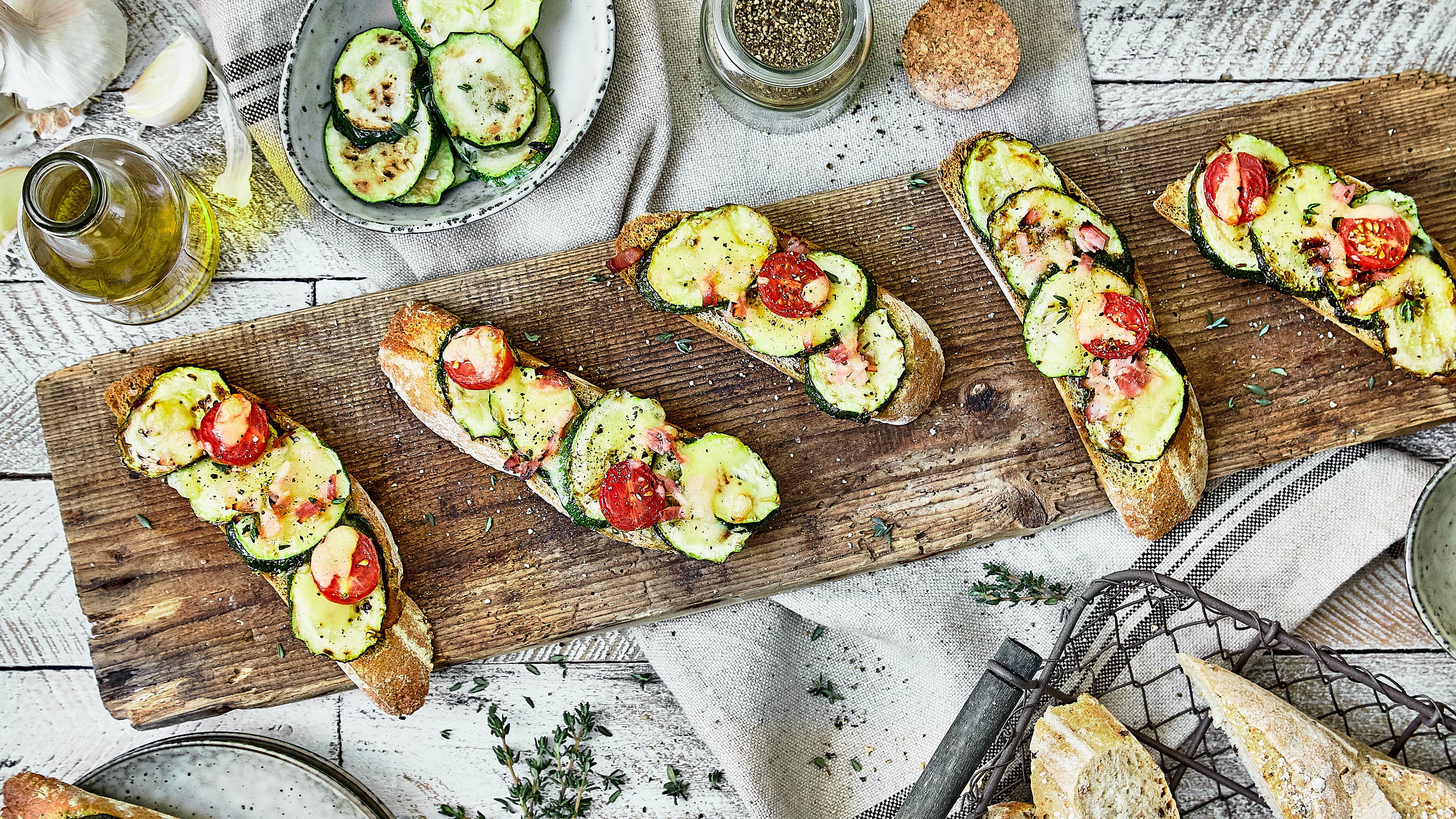 Warm und kalt ein Genuss: Unsere einfachen Pizzahäppchen verströmen leckere mediterrane Aromen und passen als Snacks zu vielen Gelegenheiten.