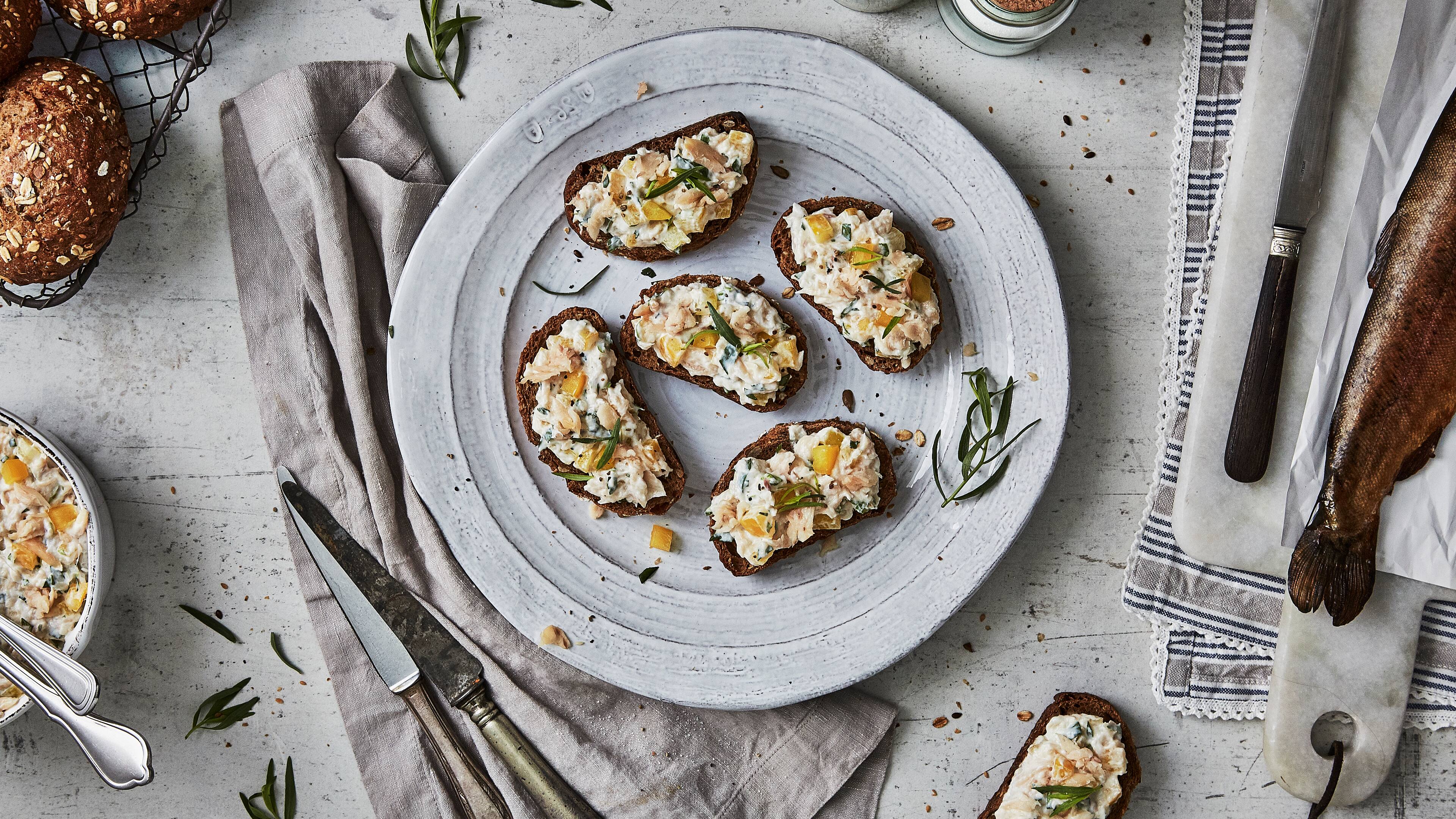 Schnelle Snackhäppchen Lust auf eine Zwischenmahlzeit mit Fisch? Dann probieren Sie unsere schnellen Snackhäppchen mit Paprika, Joghurt und Forelle auf Vollkornbrötchen mit Sonnenblumenkernen – fertig in 20 Minuten!
