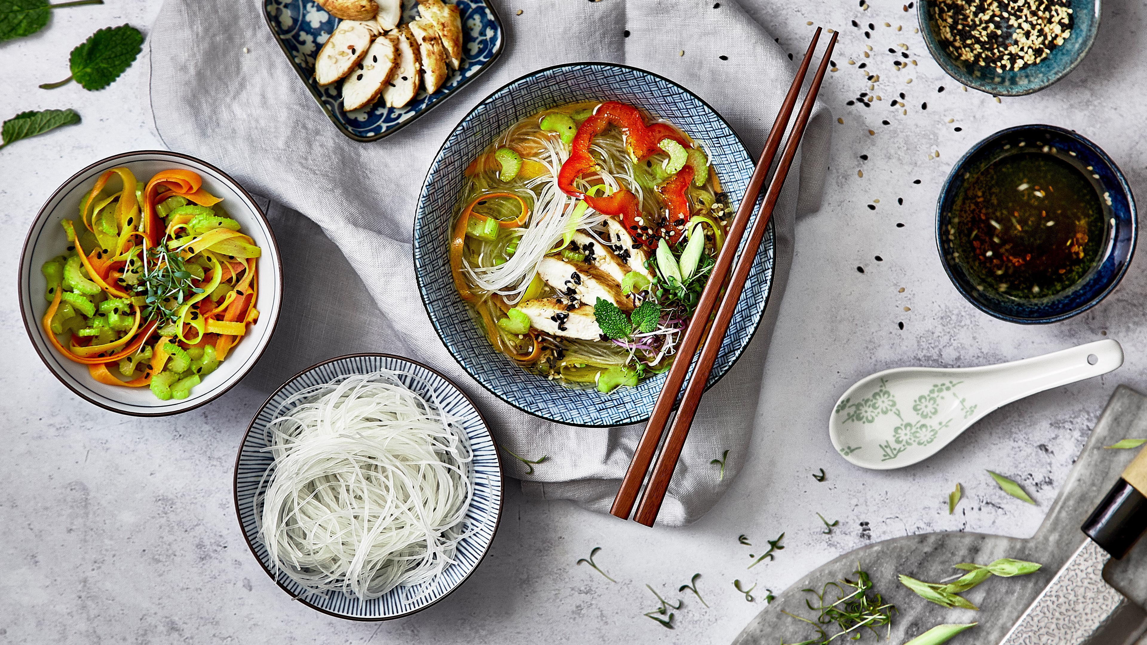 Schnelle Thaisuppe mit Huhn Die Thai-Suppe nach unserem Rezept wird mit frischem Zitronengras, Huhn und Paprika zubereitet. Glasnudeln zugeben und fertig – probieren Sie es aus!