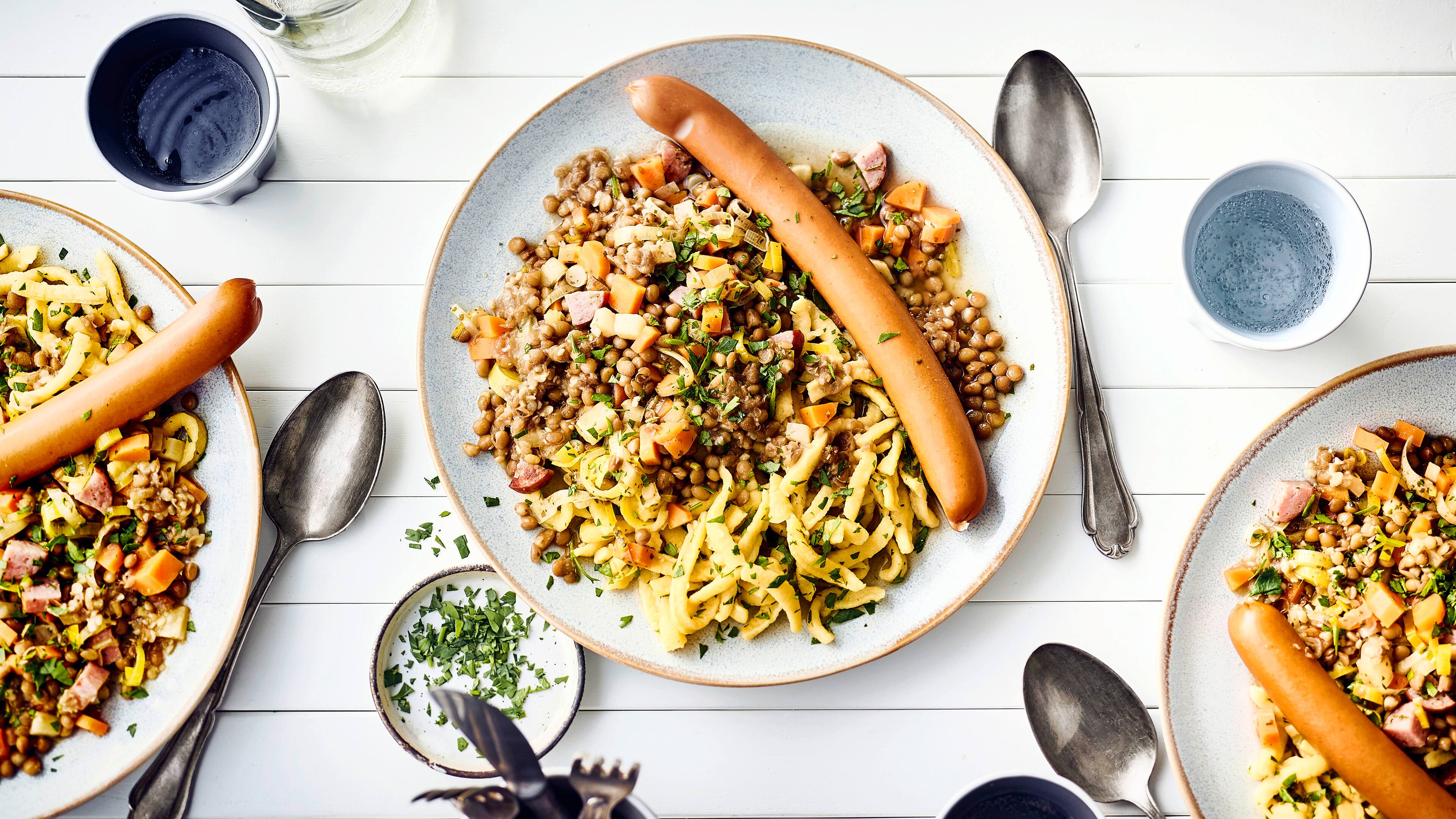 Schneller Linseneintopf Deftiger Eintopf für Eilige: Servieren Sie mit unserem Rezept einen schnellen Linseneintopf mit Cabanossi und Kräuterspätzle – in nur 30 Minuten!