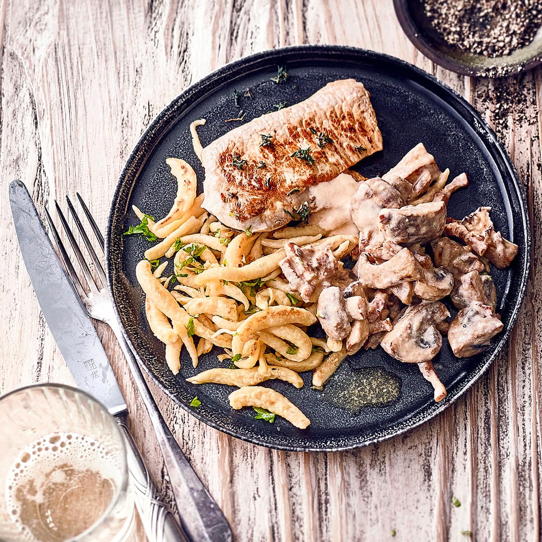 Probieren Sie unser leckeres Rezept für Schnitzel Jägerart aus: Mit Spätzle, Petersilienwurzel, geräuchertem Schinken und frischen Pilzen!