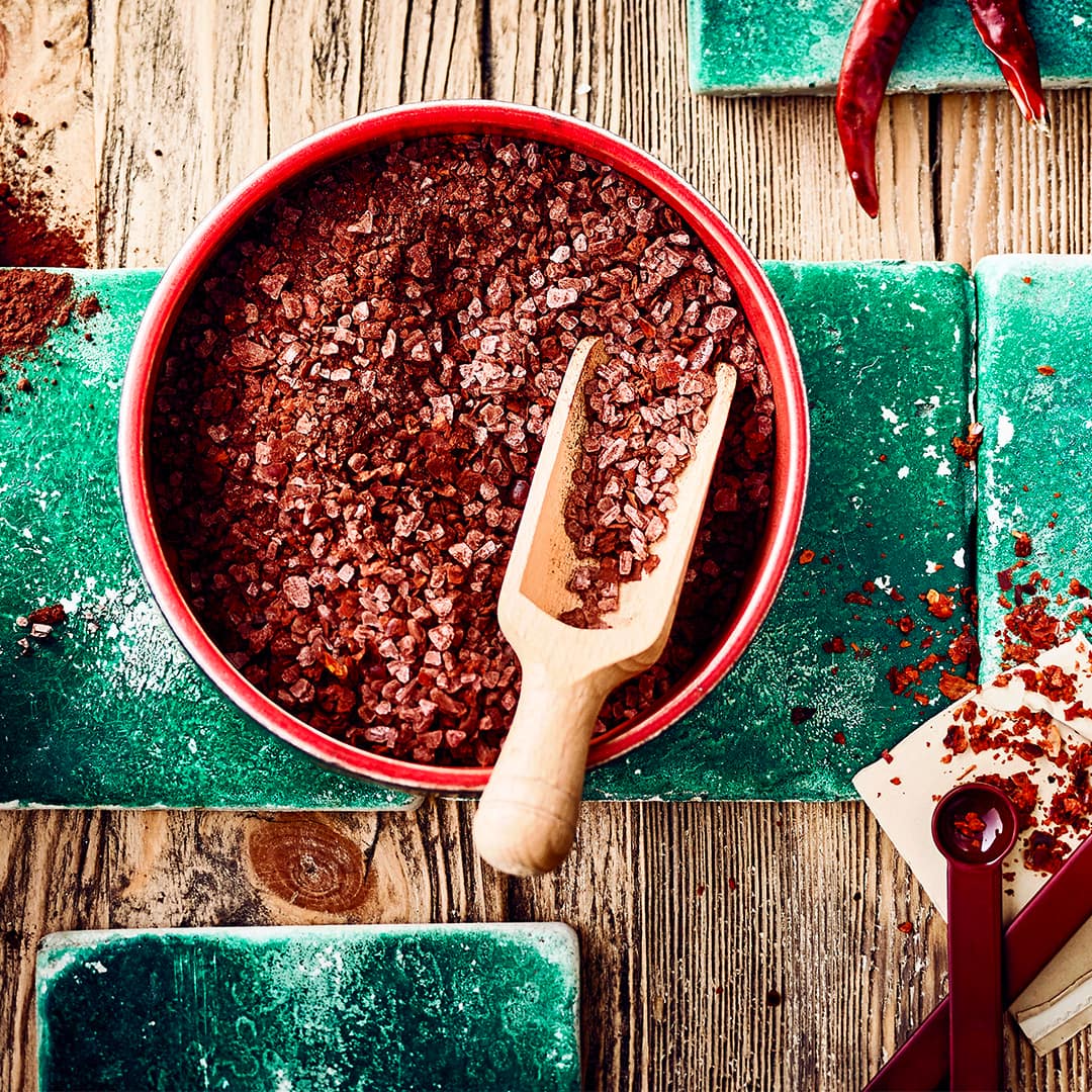 Eine etwas andere Kombination - Entdecken Sie unser Rezept für Schoko-Chili-Salz. Passt gut zum Würzen von Hähnchen- und Garnelengerichten und wird auch häufig in der mexikanischen Küche verwendet.