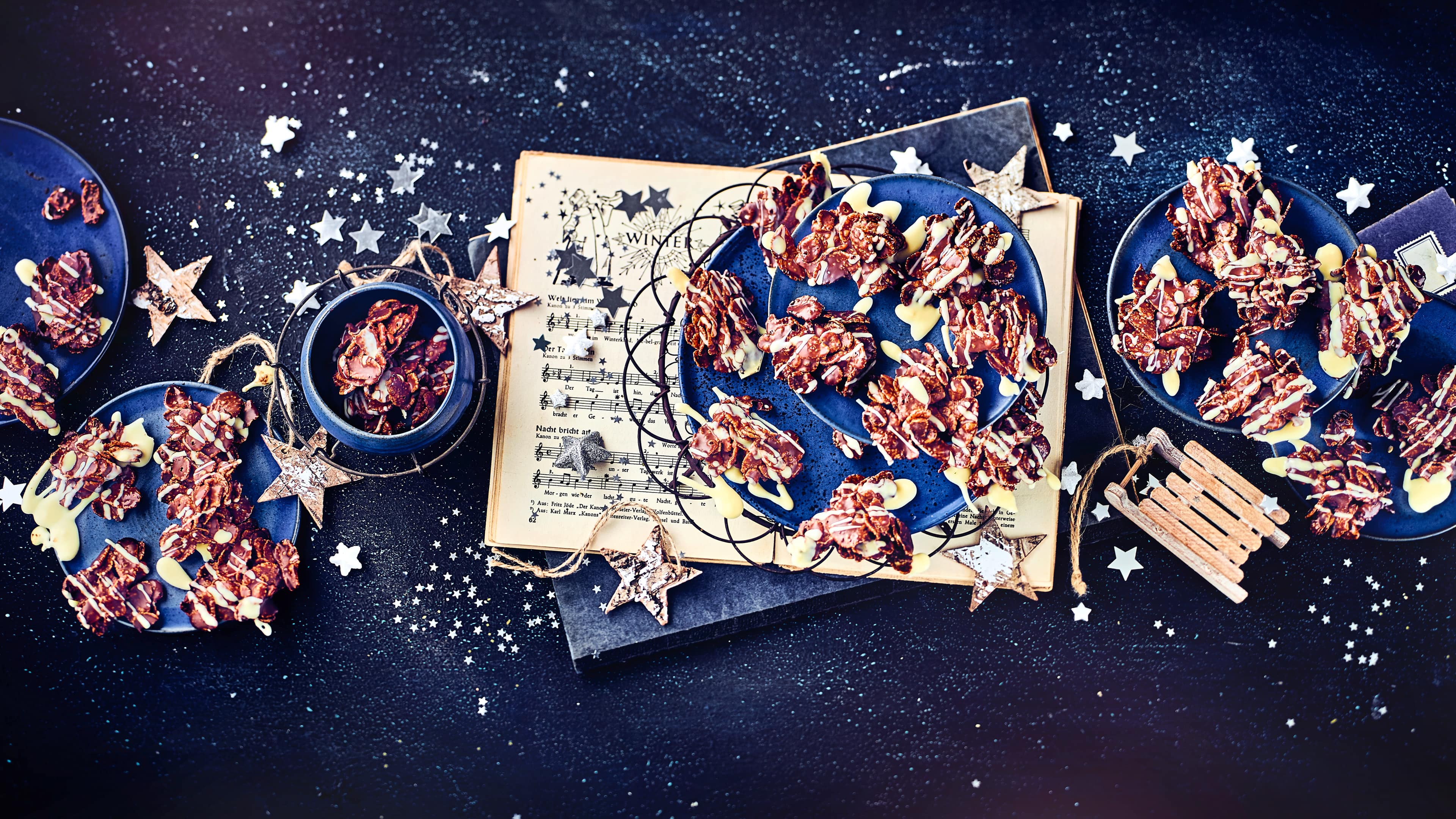 Schoko-Crossies Weihnachten Trifft Schokolade auf Cornflakes entsteht eine krosse Leckerei mit Suchtpotenzial: Machen Sie mit unserem Rezept feine Schokocrossies selbst und knuspern Sie los!