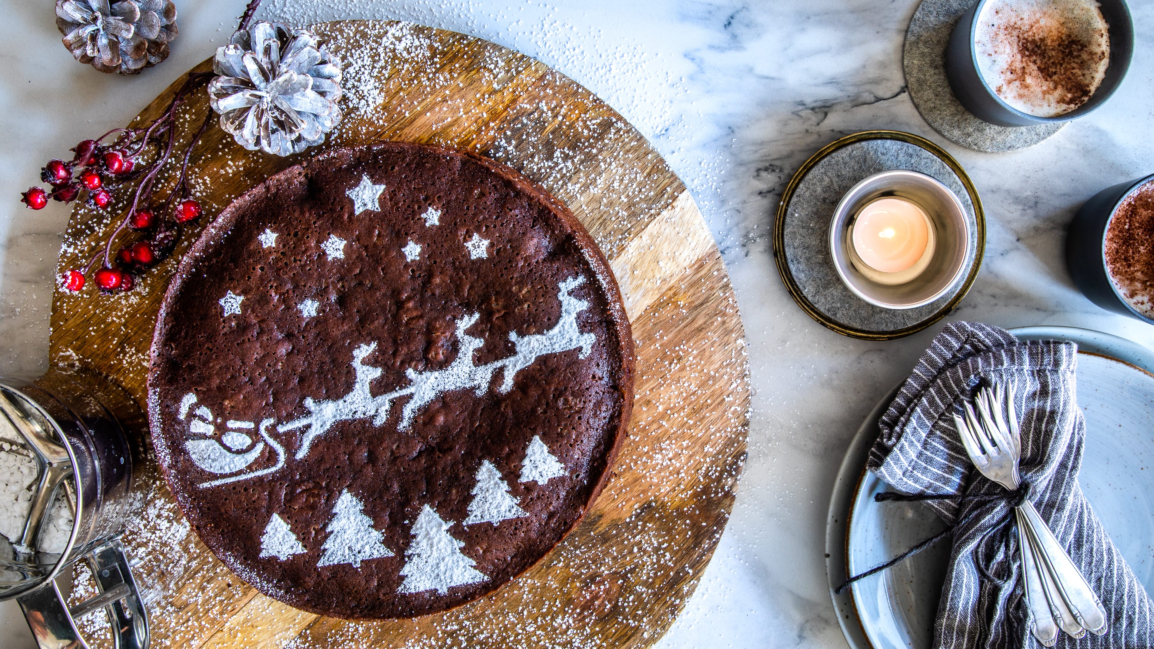 Nicht nur im Advent sind saftige Gewürzkuchen eine beliebte Nascherei: Unser Rezept für einen Schoko-Gewürzkuchen mit fein-weihnachtlichen Gewürzen und Kirschen verführt zu jeder Jahreszeit!
