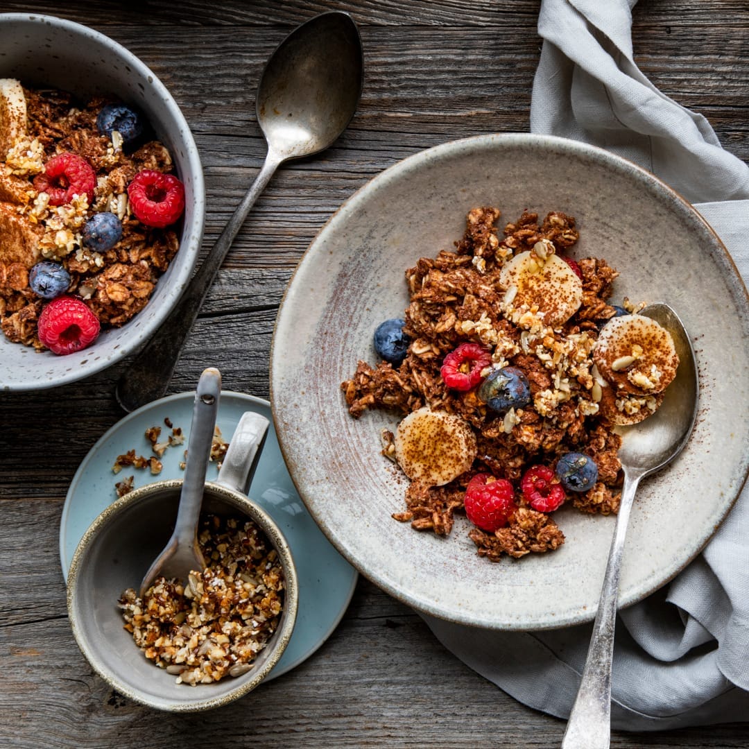 Porridge ist nicht nur richtig gesund, sondern auch besonders lecker. Und mit selbstgemachtem Crunch aus gehackten Haselnüssen, Leinsamen, Kokosflocken und gepopptem Amaranth super aromatisch und kernig!
