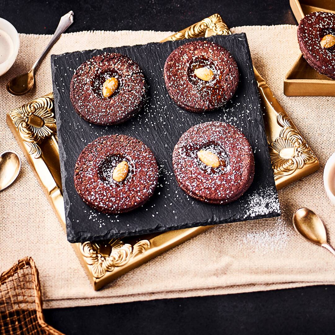 Spitzbuben sind klassische und vielseitige Plätzchen, wir veredeln sie zum Beispiel mit Kakao zu Schoko-Spitzbugen. Gefüllt mit fruchtiger Marmelade sind sie doppelt lecker!