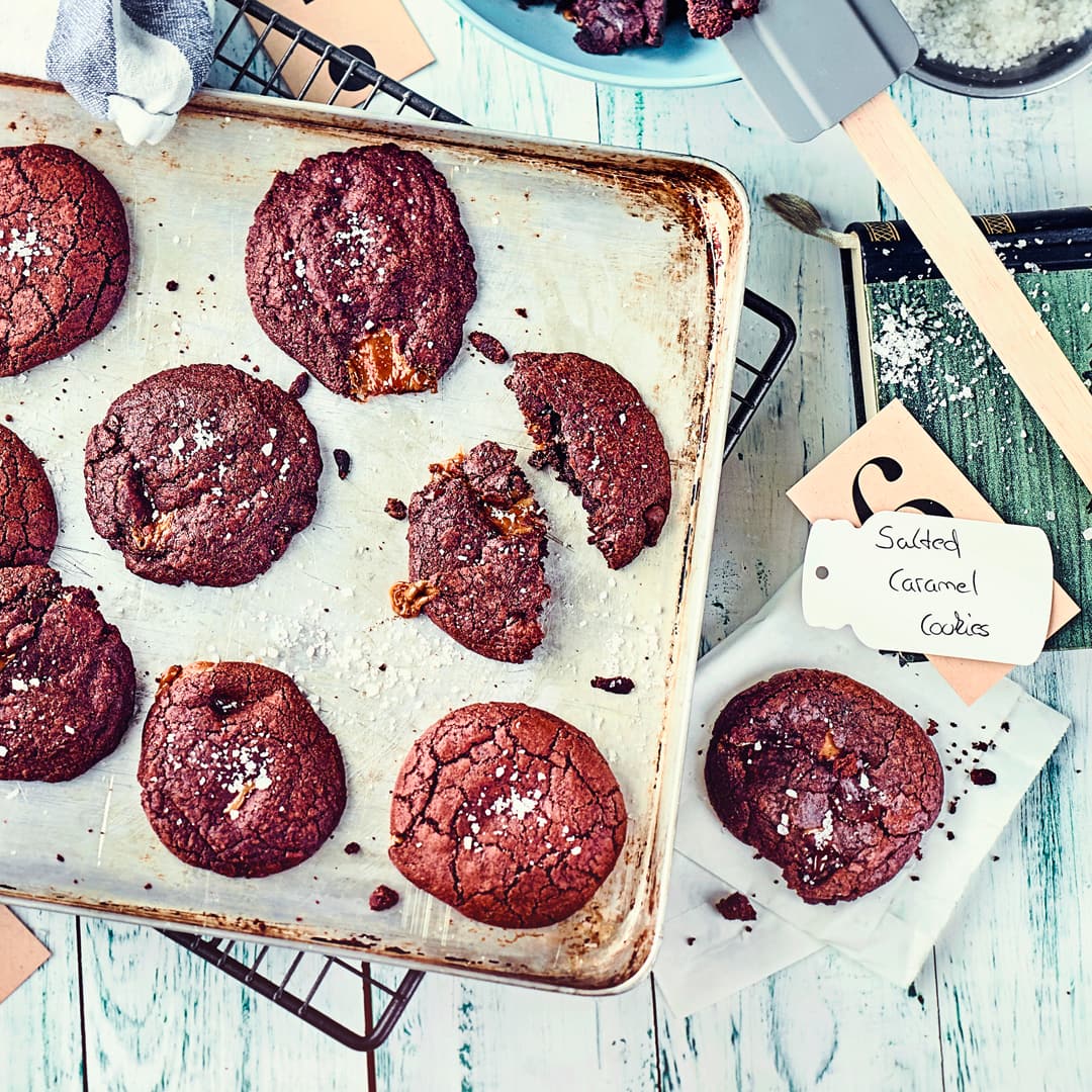 Süß und Salzig schmecken diese Schoko-Cookies mit Salted Caramel einfach himmlich. Ob zum Kaffee oder auch abends als Snack.