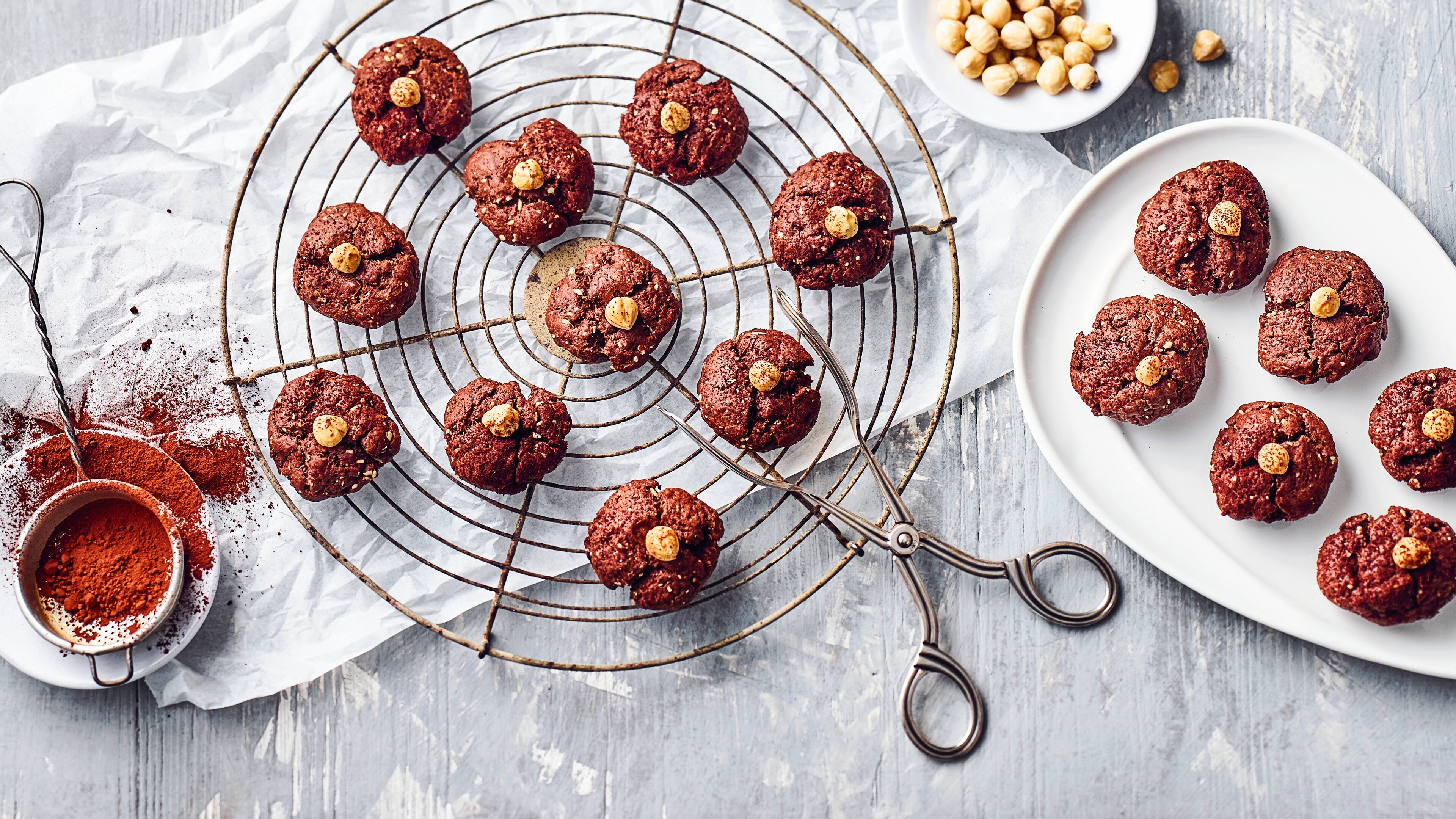 Schokokekse ohne Zucker Krümelige Schokokekse ganz ohne Zucker: Unser köstlicher Keksteig wird einfach mit Datteln gesüßt und schmeckt richtig lecker.