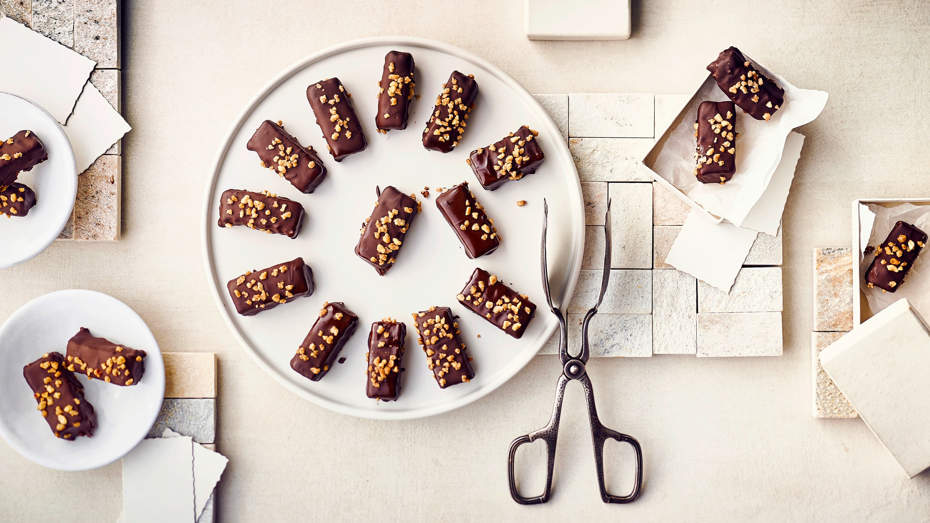 Schokoladen-Nusspralinen Selbstgemachte Pralinen aus Schokolade, Haselnüssen, Honig, Sherry und leckerem Haselnuss-Krokant. Ideal zum Verschenken oder selber genießen.