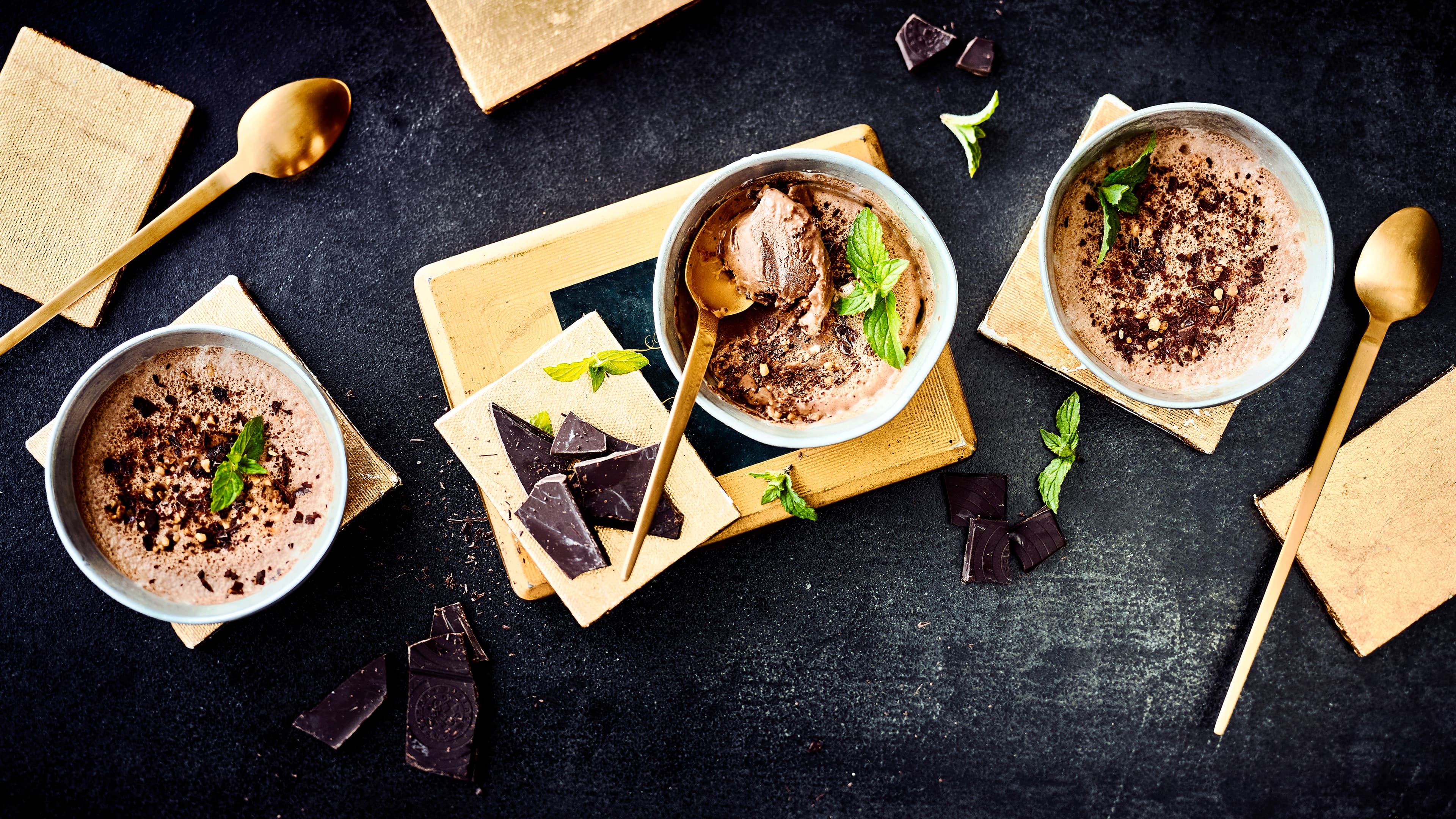 Schokoladen Parfait Lernen Sie die "Cuisine française" kennen und genießen Sie eine schokoladig süße Nachspeise – mit unserem Schokoladen-Parfait-Rezept!