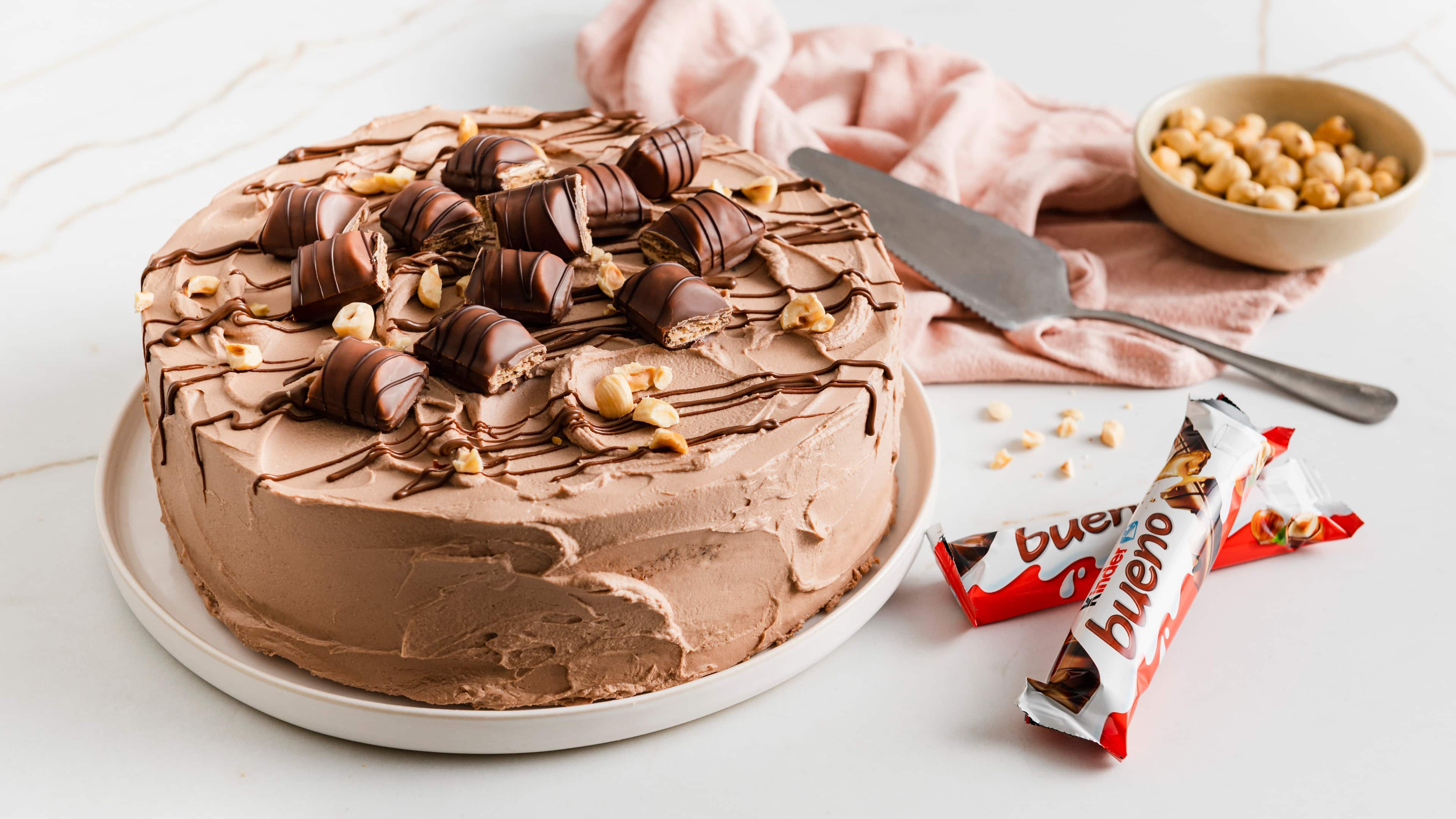 Schokoladen-Victoria-Sponge-Cake mit kinder bueno® Schokoladen-Victoria-Sponge-Cake mit kinder bueno