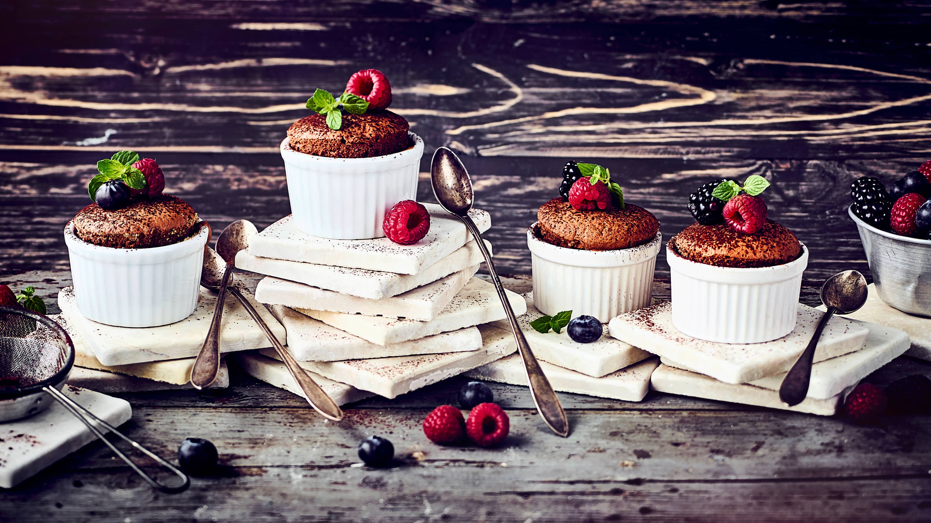 Schokosouffle Wenn Liebe durch den Magen geht…: In unser selbstgemachtes Schokosoufflee garniert mit frischen Beeren sind wir auf jeden Fall schokverliebt!