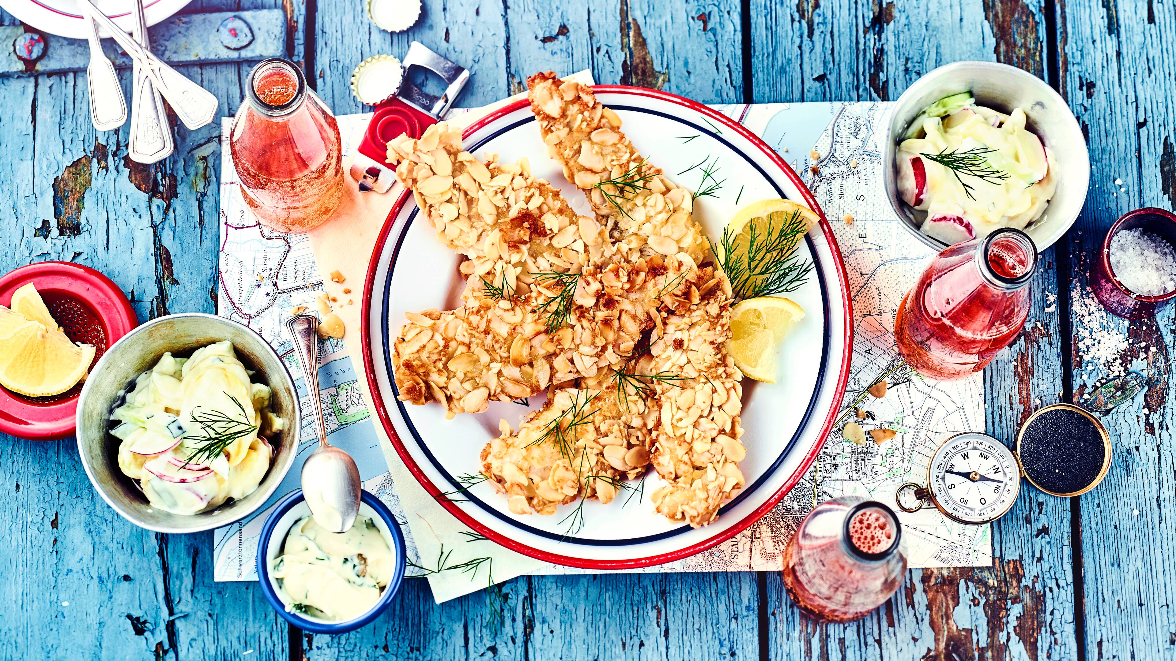 Scholle in Mandelkruste Fisch isst man am besten im Restaurant am Hafen, aber auch zuhause können Sie dieses Gericht servieren und genießen: Schollenfilet in Mandelkruste mit selbstgemachter Orangen-Remoulade und zweierlei Salat.