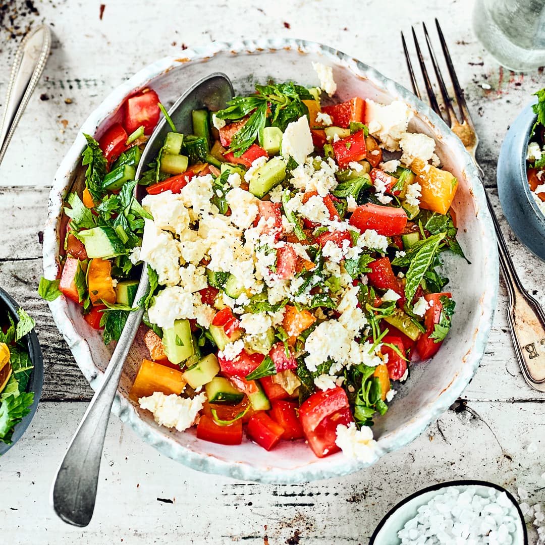 Schopska Salat kommt aus der bulgarischen Küche, ist schnell hergestellt und kann traditionell als Vorspeise oder als sommerlicher Snack gereicht werden.