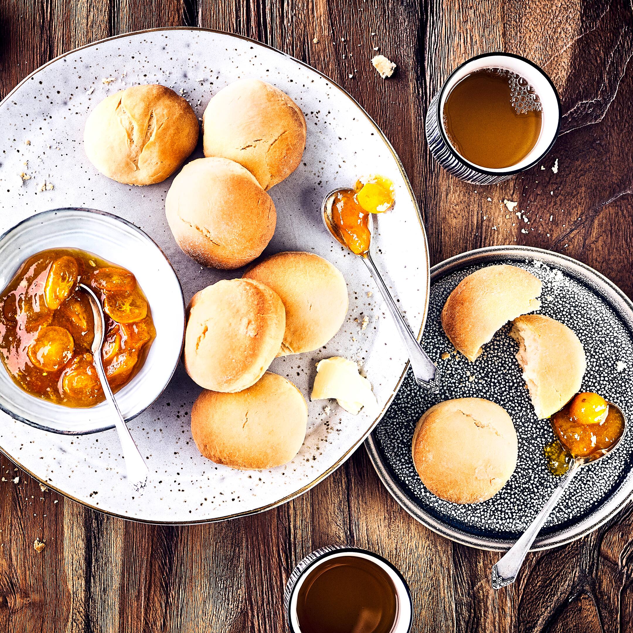 Teebrötchen wie sie in Schottland gerne zur Teatime gegessen werden. Die schottischen Scones werden mit Zwergorangen-Konfitüre serviert. Dazu passt Clotted Cream.