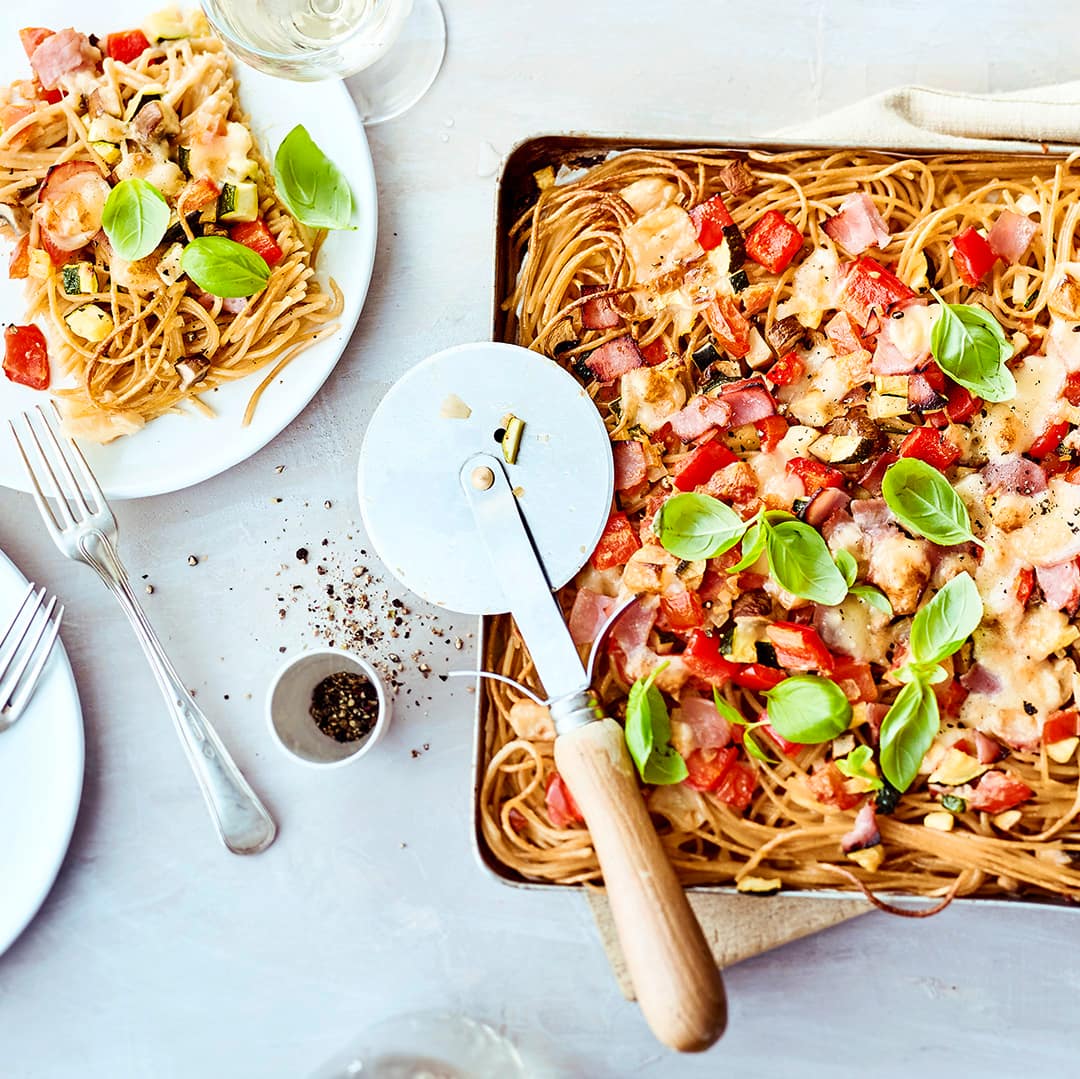 Für alle, die sich nicht zwischen Pasta und Pizza entscheiden können, ist unser Spaghetti-Pizza-Rezept eine kreative Idee, um beides zeitgleich zu genießen.