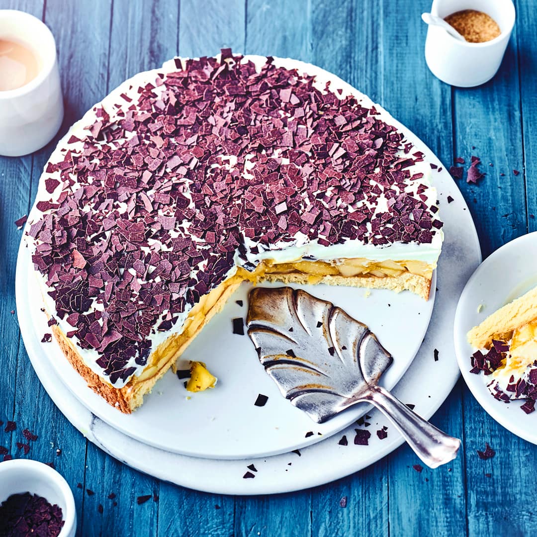 Unser schwedisches Apfeltorten-Rezept mit Vanillepudding und einer Sahneschicht mit Amaretto und Schokoladenraspeln wird Ihnen zu jeder Jahreszeit schmecken.