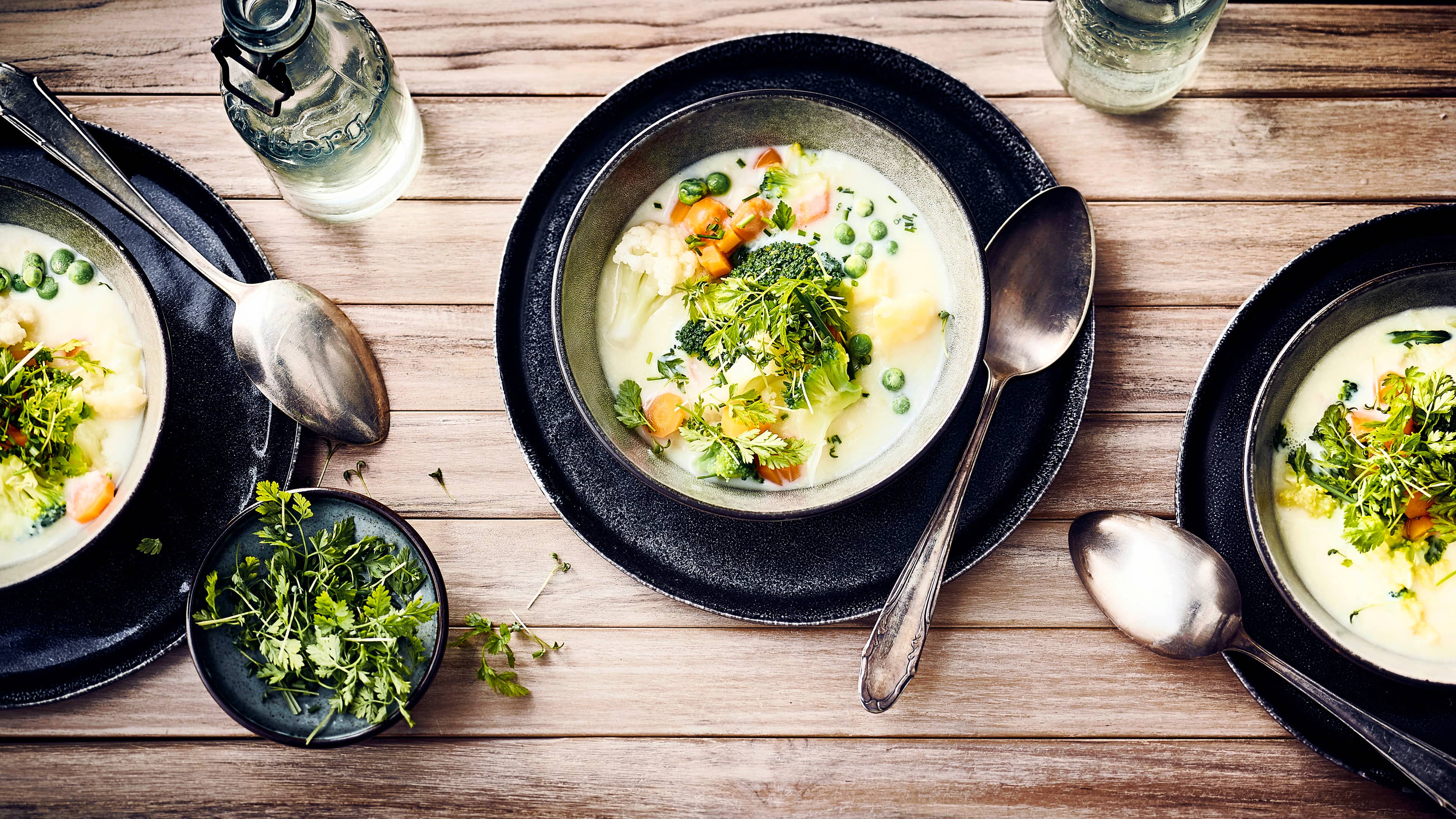Schwedische Kartoffelsuppe Schwedische Kartoffelsuppe mit allerlei frischem Sommergemüse, Milch und vielen frischen Kräutern.
