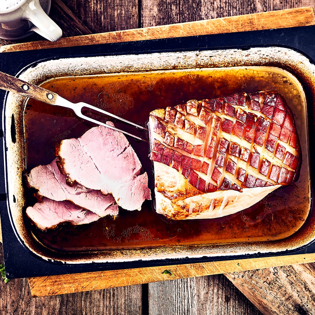 Für Ihr Weihnachtsmenü: Mit unserem Schweinebraten mit Rotkohl-Rezept gelingt Ihnen dieser Klassiker ganz leicht – probieren Sie es aus!