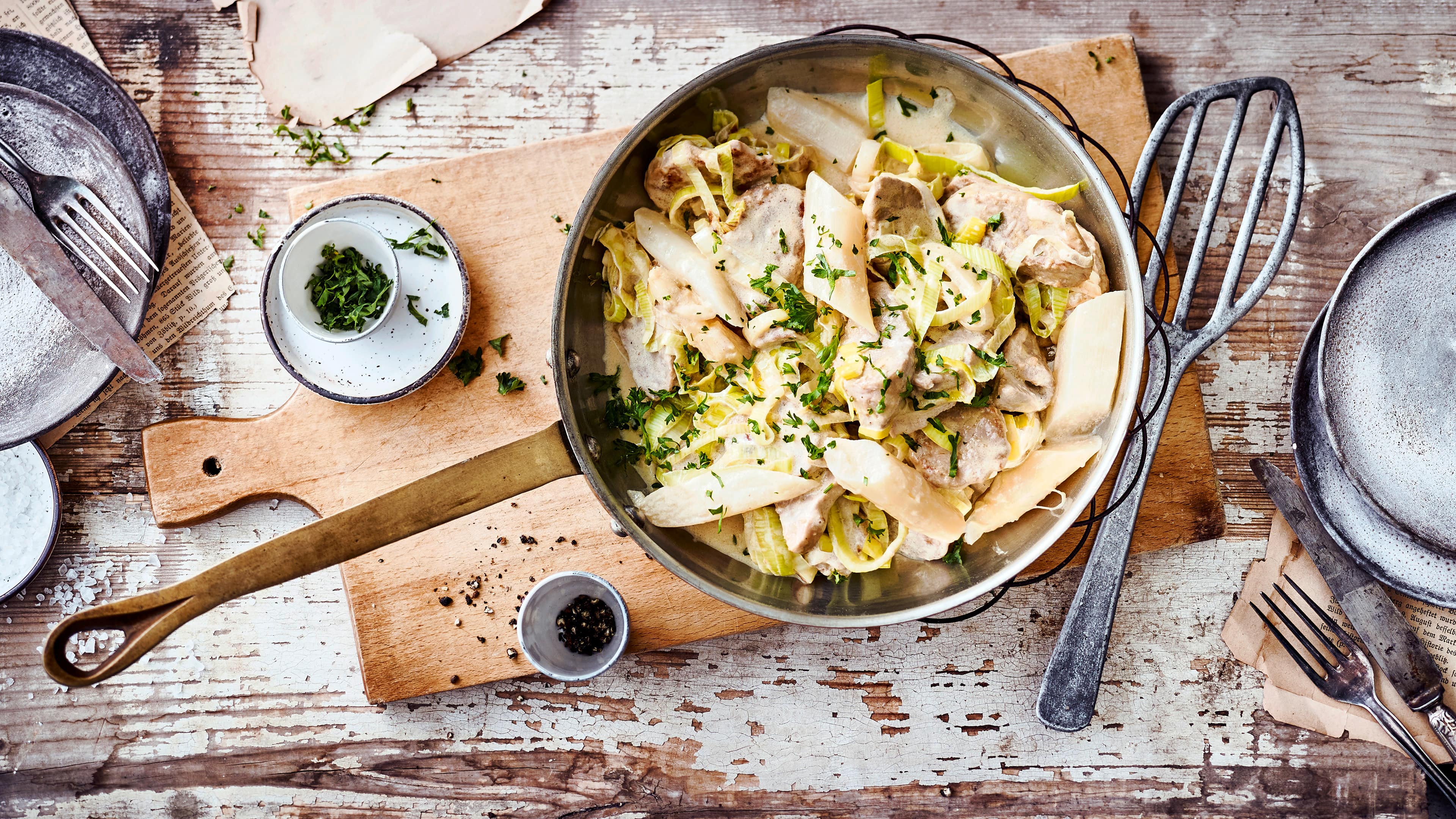 Schweinefilet-Spargel-Pfanne Sie suchen ein leckeres Gericht, das mit wenig Aufwand zubereitet werden kann? Kochen Sie unsere Schweinefilet-Spargel-Pfanne mit einer köstlichen Soße aus Weißwein und Sahne!