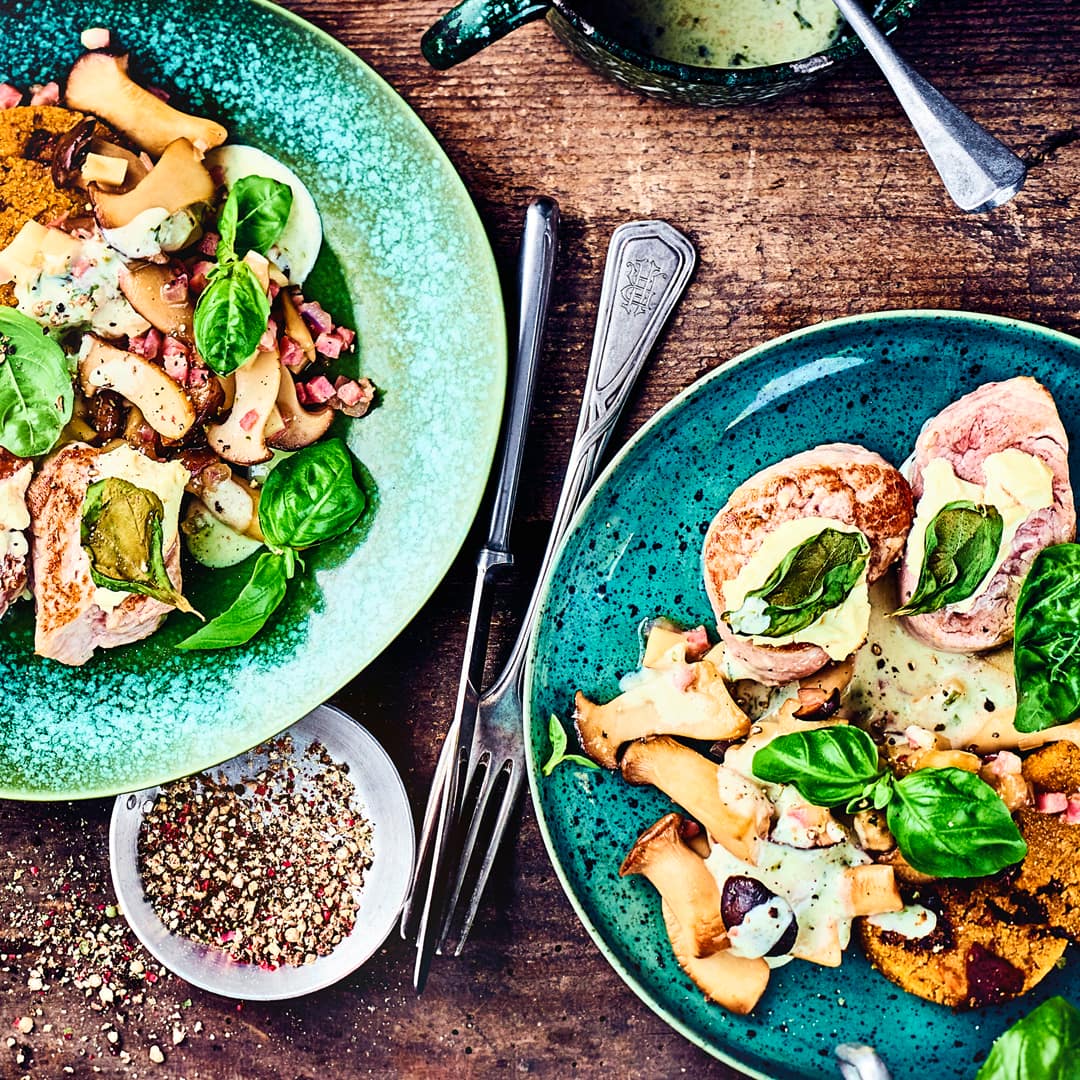 Deftiges Fleischgericht ohne Gluten: Unsere Schweinemedaillons mit Pilzen in einer Frischkäsesoße werden von selbstgemachten Talern aus Maisgrieß begleitet!