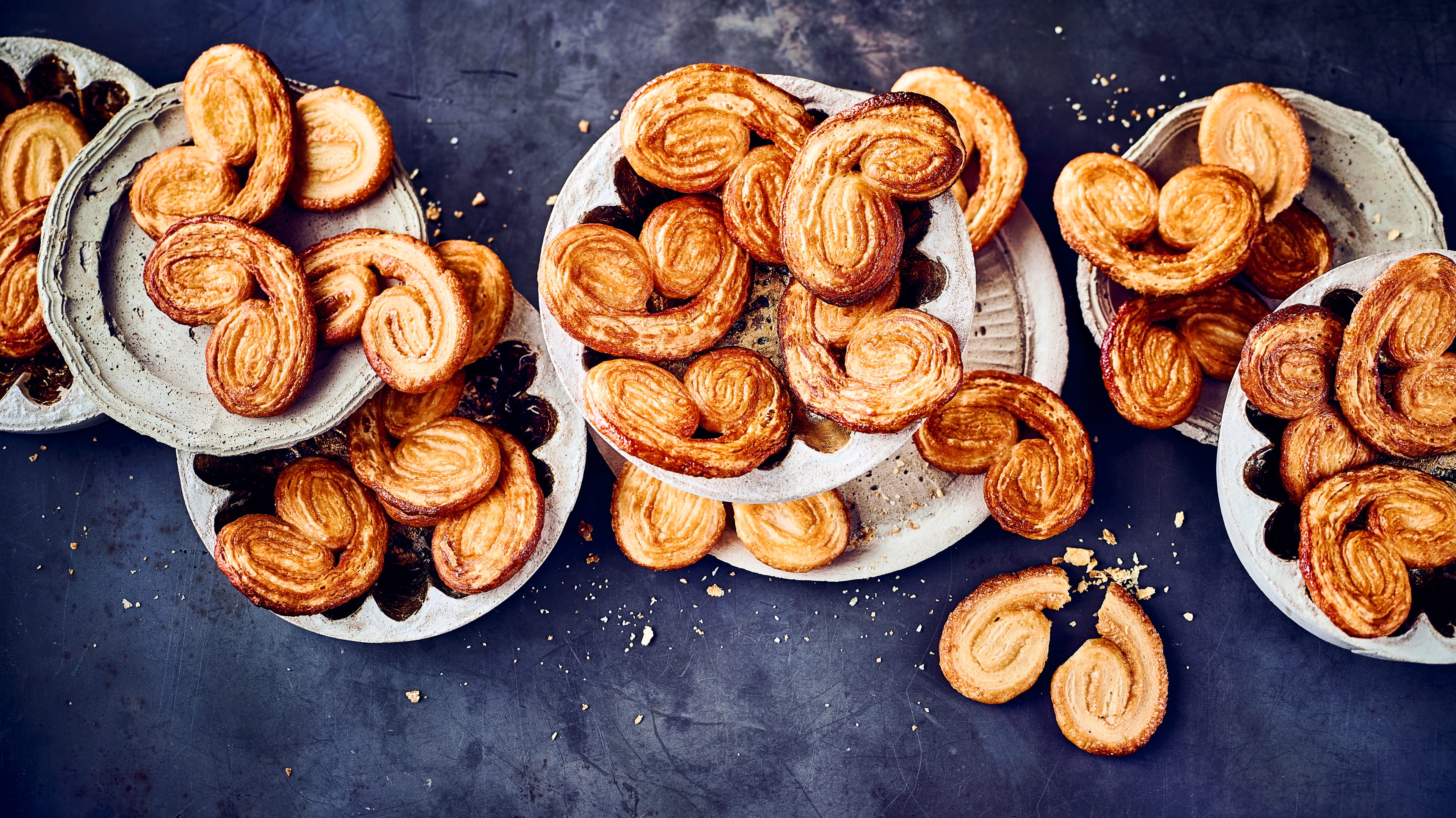 Schweineohren Diese süßen Teilchen kennt man sonst nur vom Bäcker. Sie können sie aber mit unserem Rezept ganz leicht selber backen: Probieren Sie unsere Schweineohren aus Mehl, Salz, Butter und Zucker!